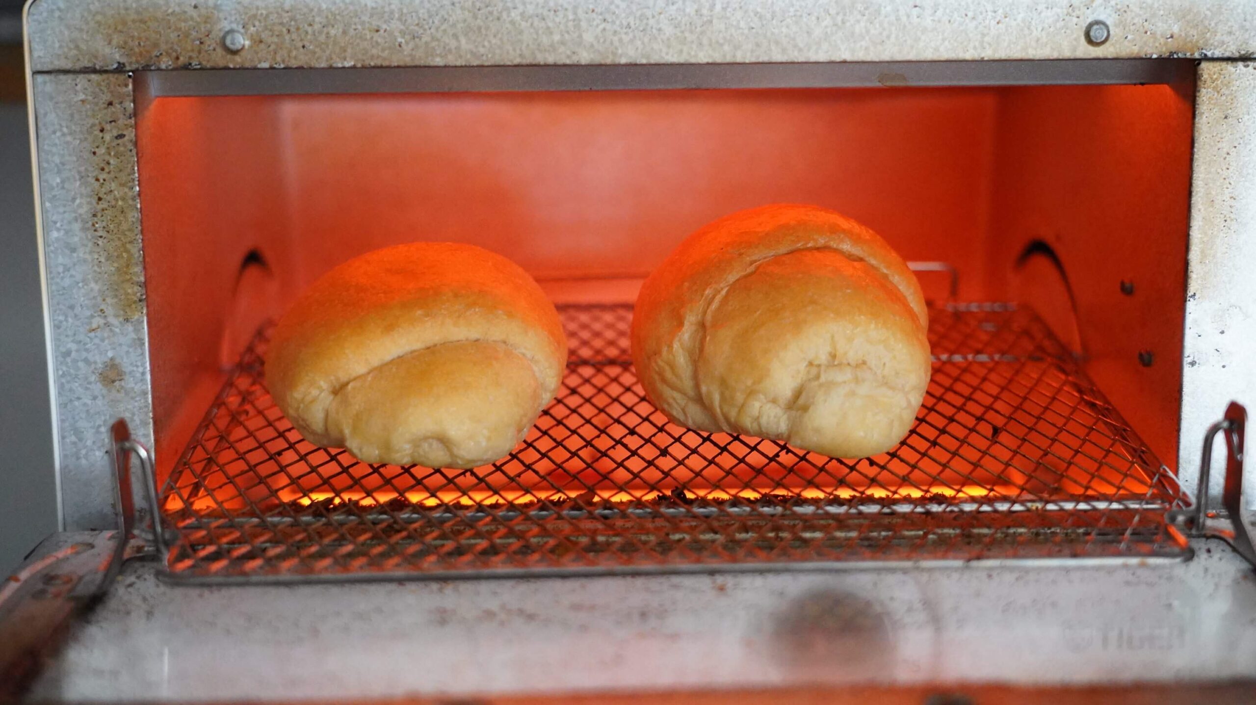 nosh（ナッシュ）の冷凍食品「バターロールパン」をオーブントースターの写真
