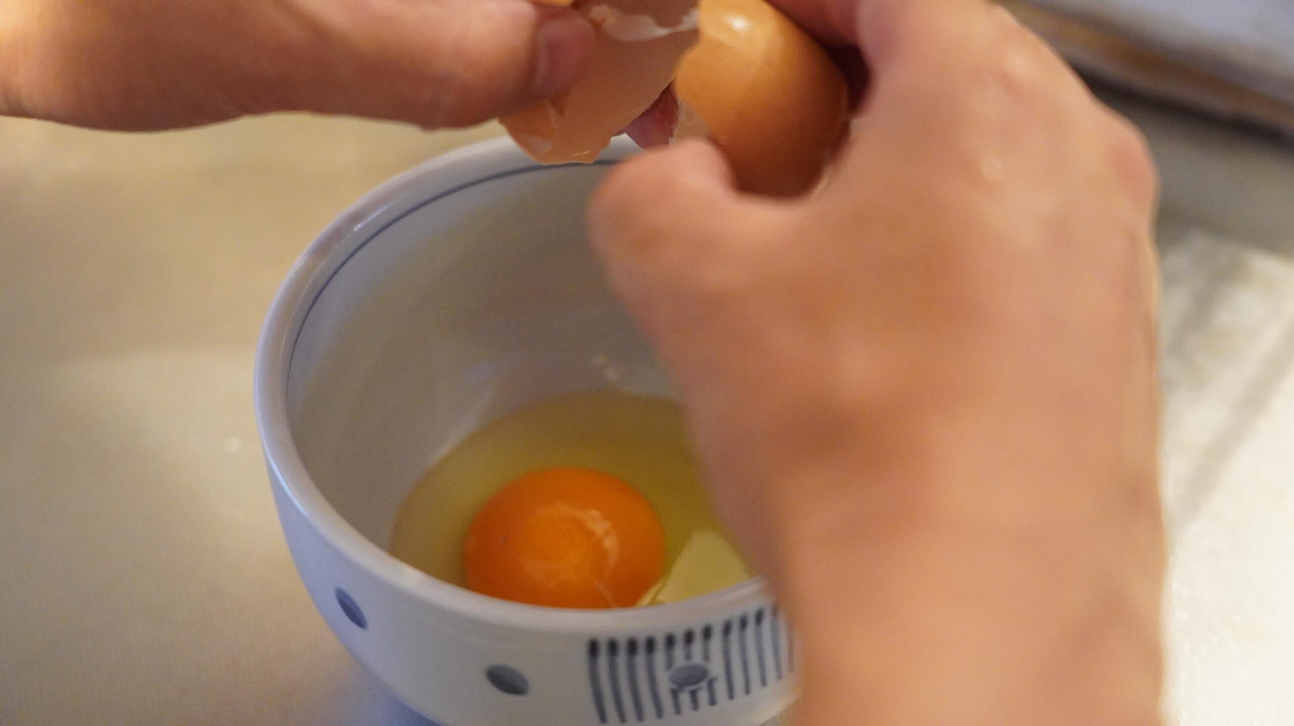 卵を割っている写真