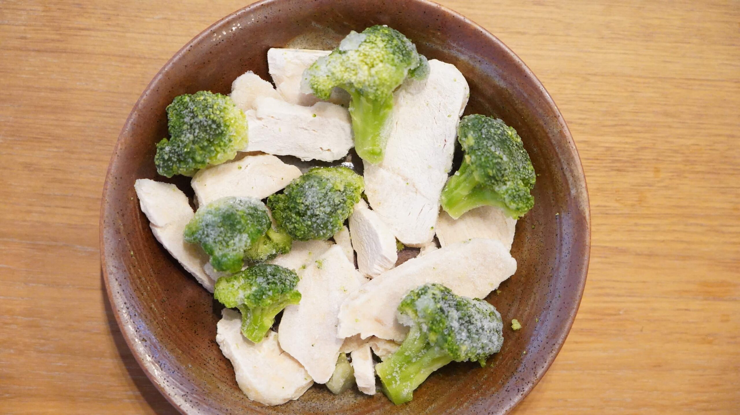セブンイレブンの冷凍食品「鶏むね肉とブロッコリー」の解凍前の状態（上から撮影した写真）