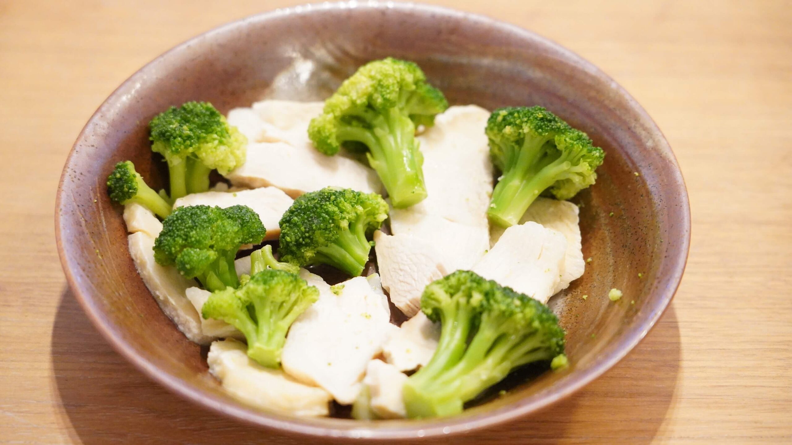 セブンイレブンの冷凍食品「鶏むね肉とブロッコリー」の解凍後の写真（皿に盛った写真）