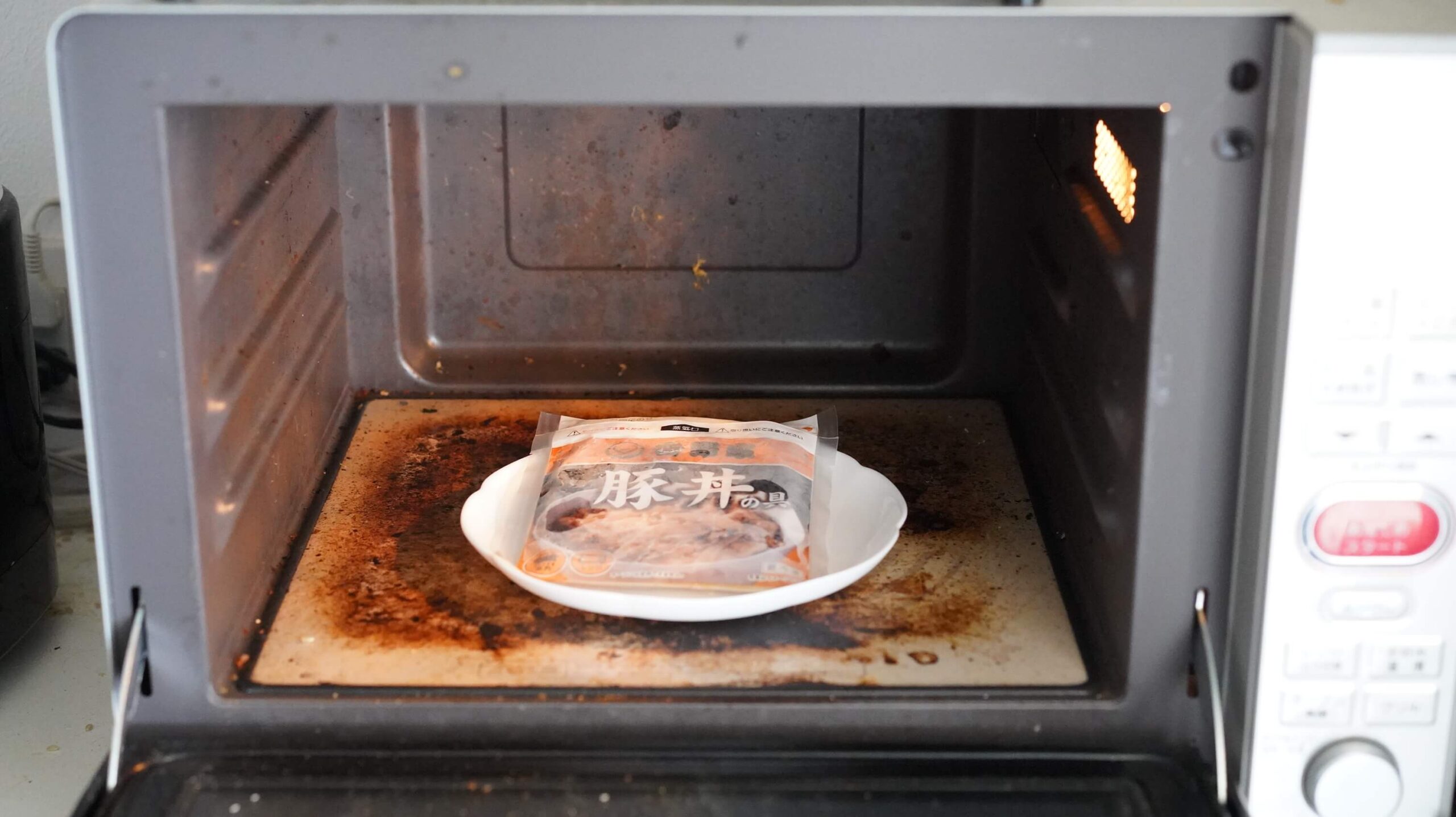 吉野家の冷凍食品「豚丼」を電子レンジで加熱している写真