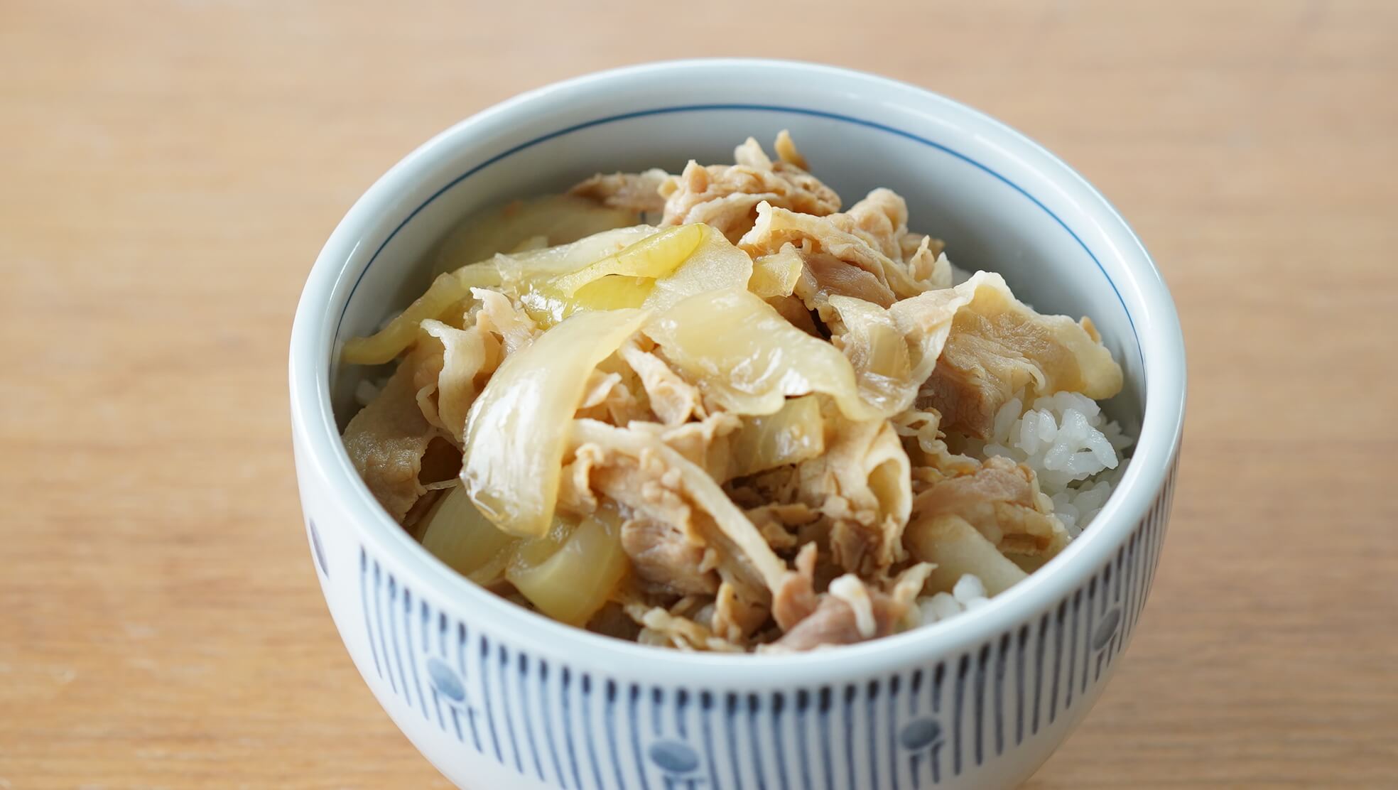 吉野家の冷凍食品「豚丼」を皿に盛り付けた写真