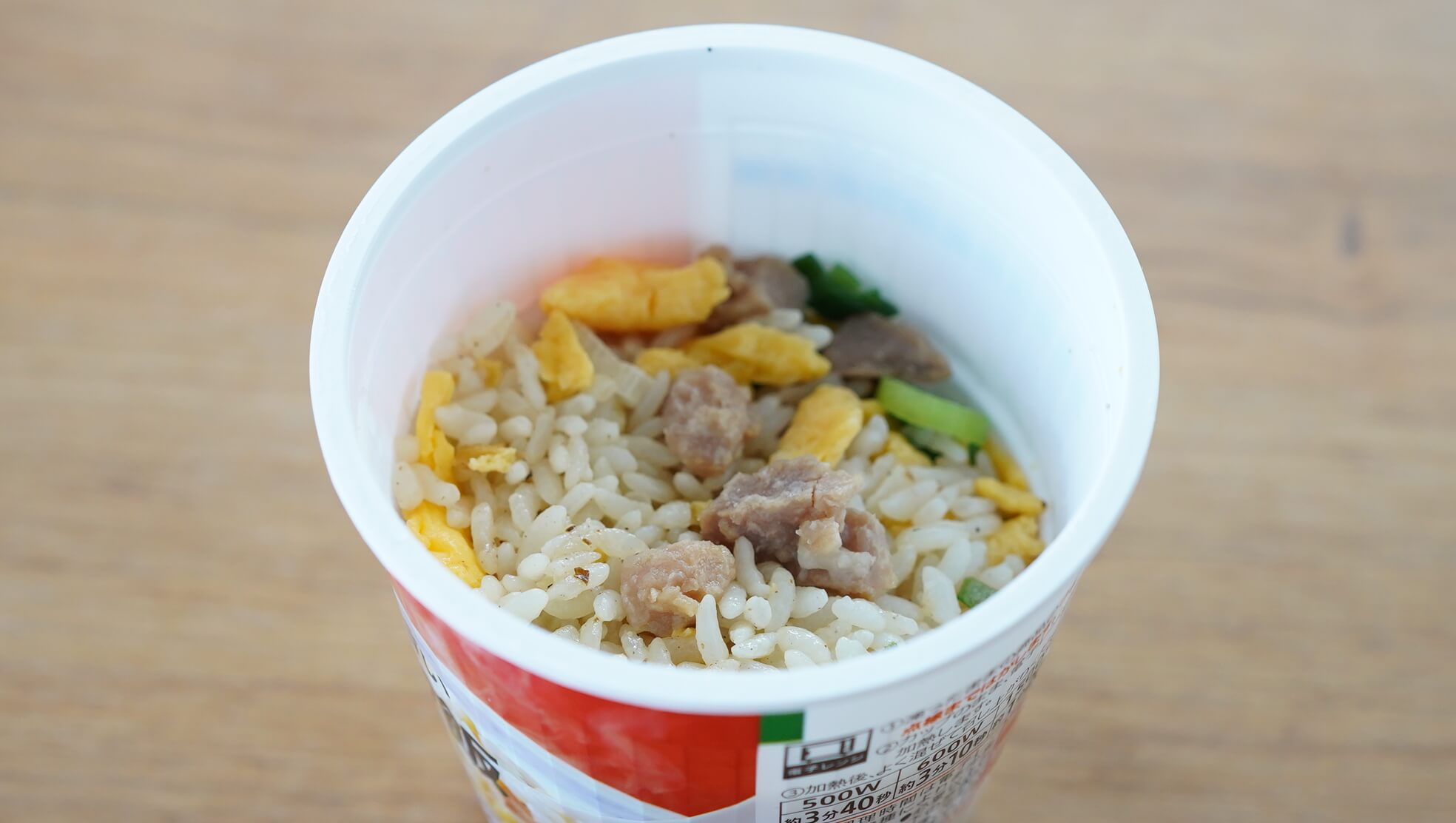 セブンイレブンのカップ型冷凍食品「シンプルで美味しい炒飯」のフタを開けて上から撮影した写真