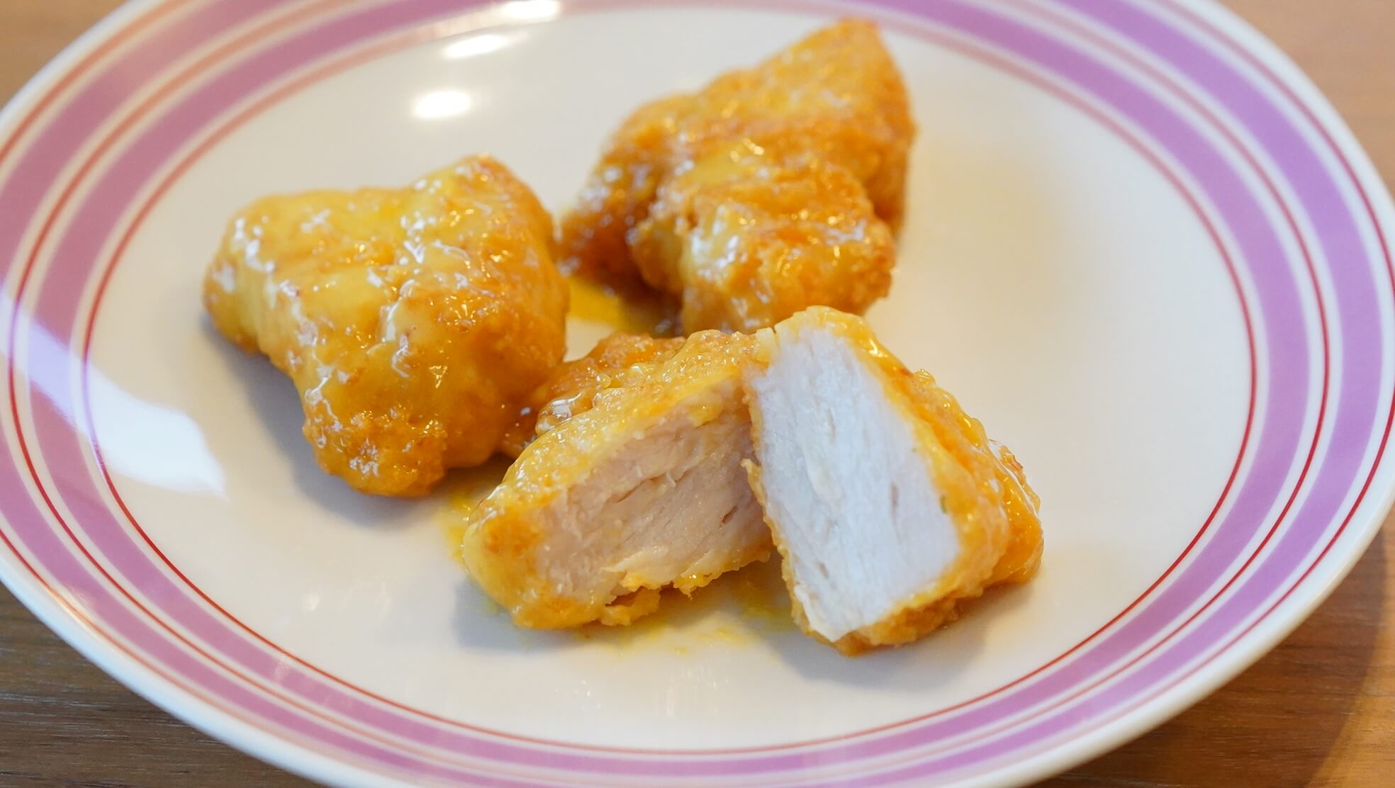 大阪ABCテレビ「CAST（キャスト）」に冷凍食品ドットコム「ノビ」が出演して紹介した冷食、ニチレイ「ハニーマスタードチキン」の断面の写真