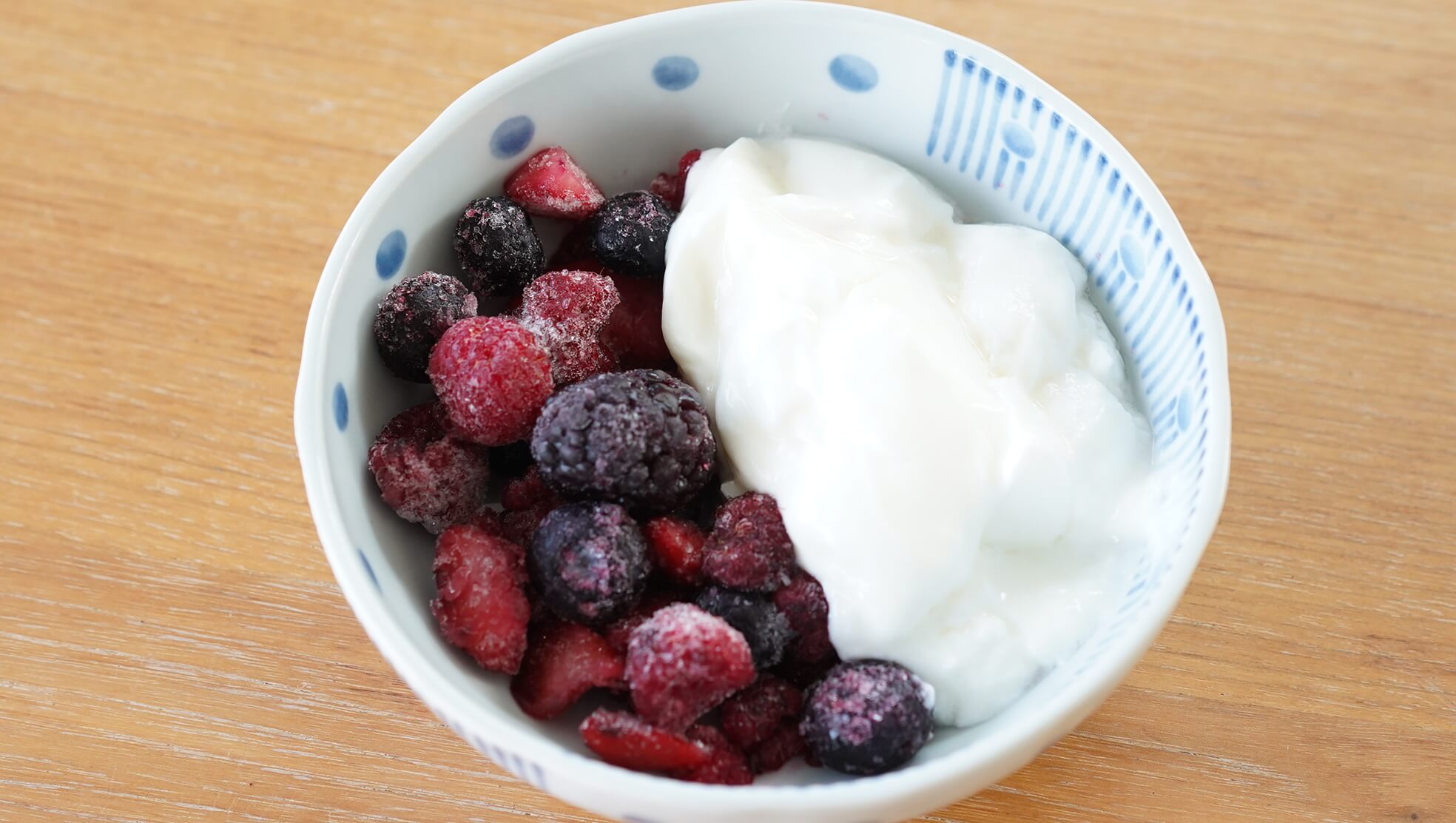 イオン・トップバリュ(TOPVALU)の冷凍食品「4種のベリーミックス」をヨーグルトに盛りつけた写真