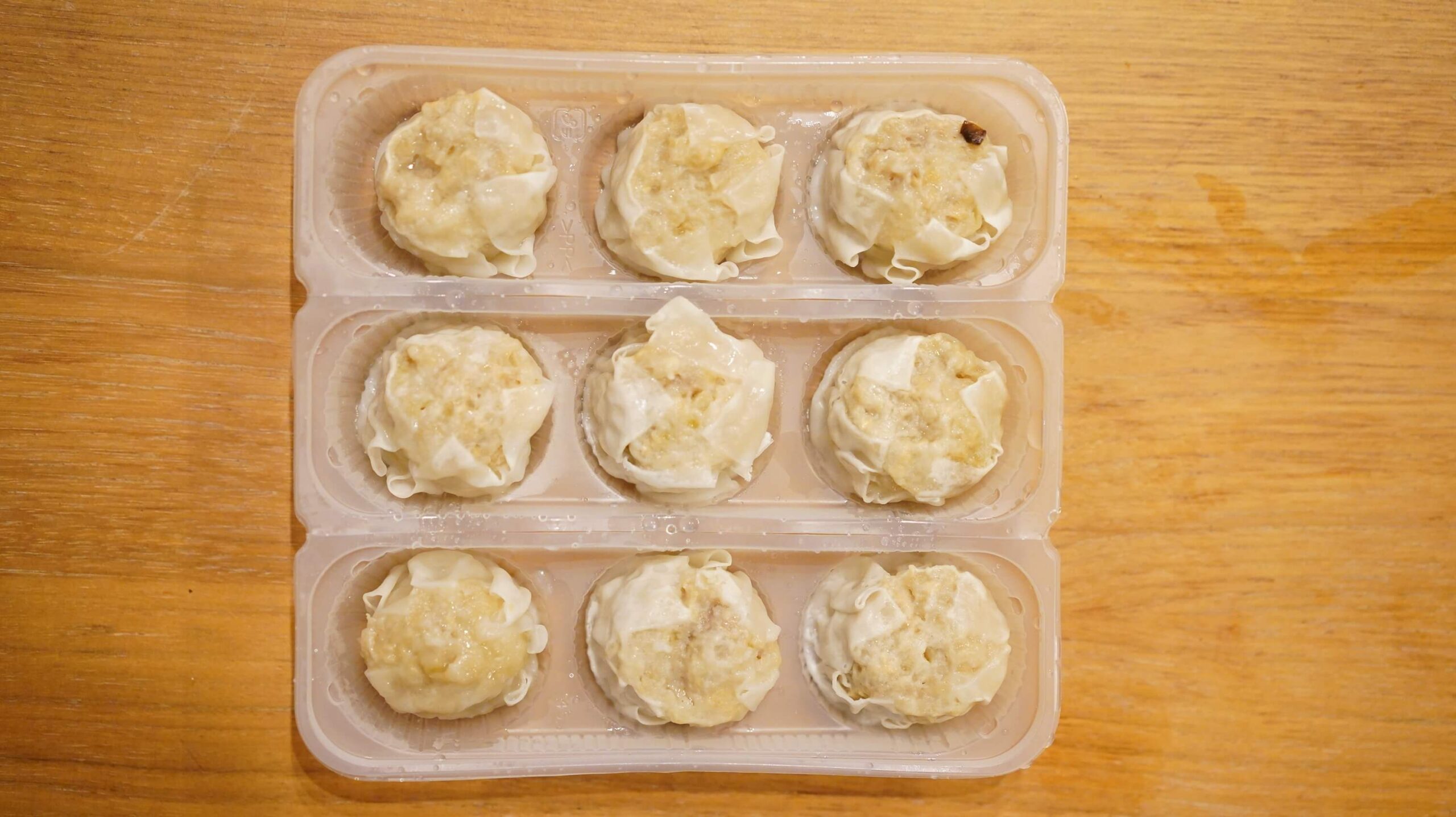 イオン・トップバリュ（TopValu）の「シューマイ」の冷凍食品を上から撮影した写真