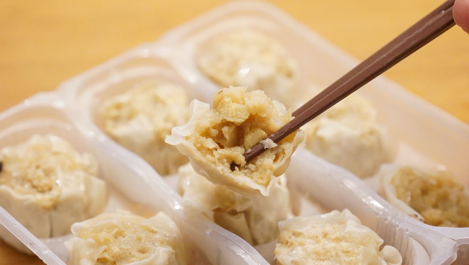 イオン・トップバリュ（TopValu）の「シューマイ」の冷凍食品の断面の写真