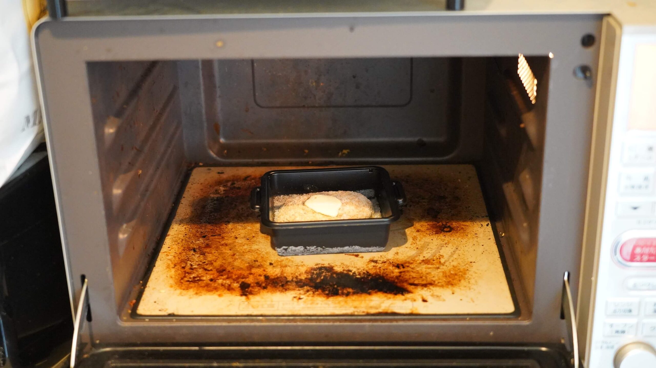 味の素の冷凍食品「ザ★ハンバーグ」を電子レンジで加熱している写真