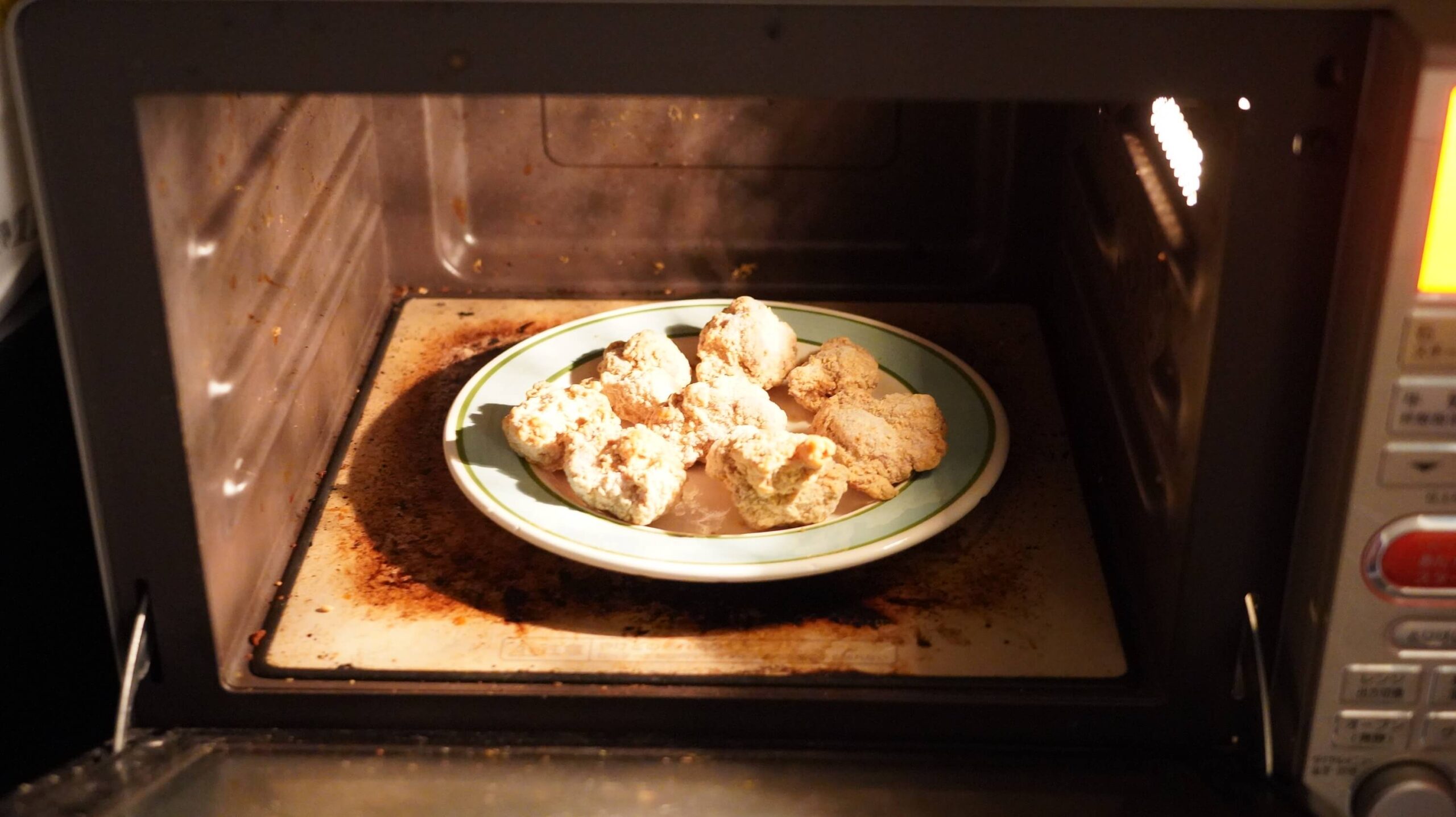イオン・トップバリュ(TOPVALU)の冷凍食品「若鶏の竜田揚げ」を電子レンジで加熱している写真