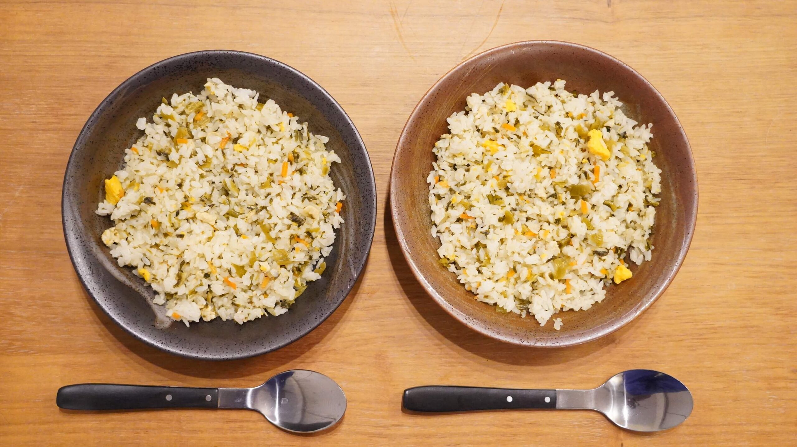 イオン・トップバリュおすすめ冷凍食品「高菜ピラフ」を２皿分に盛り付けた写真