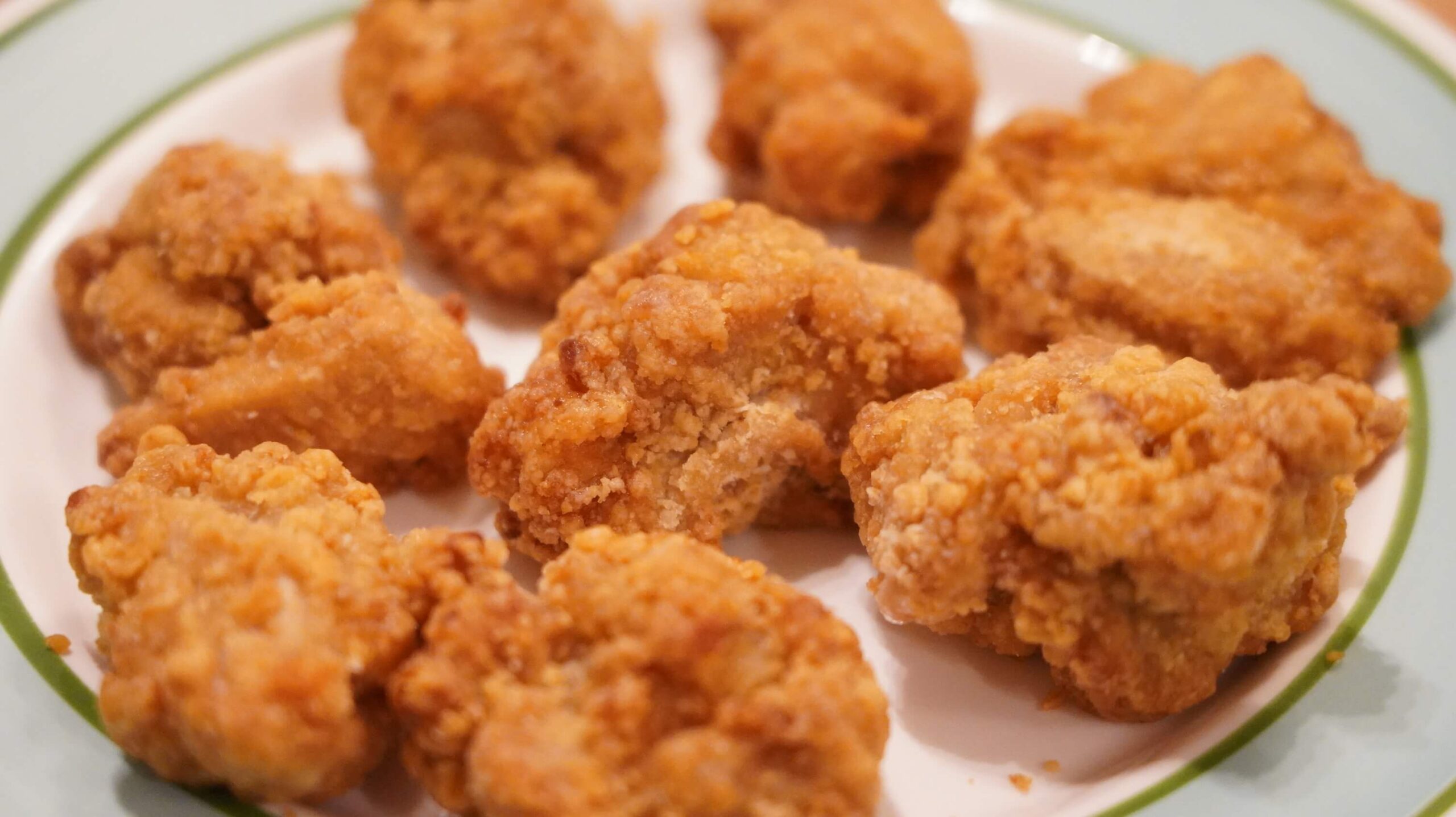 イオン・トップバリュおすすめ冷凍食品「若鶏のたれづけ唐揚げ」を皿に盛り付けた写真
