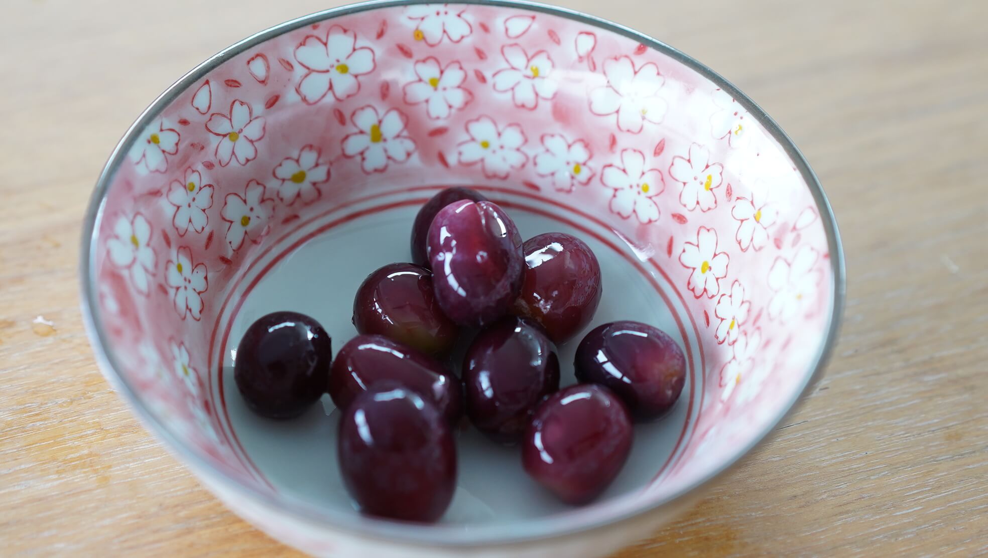 イオンの冷凍食品フルーツ「皮ごと食べられるぶどう」を皿に盛りつけた写真