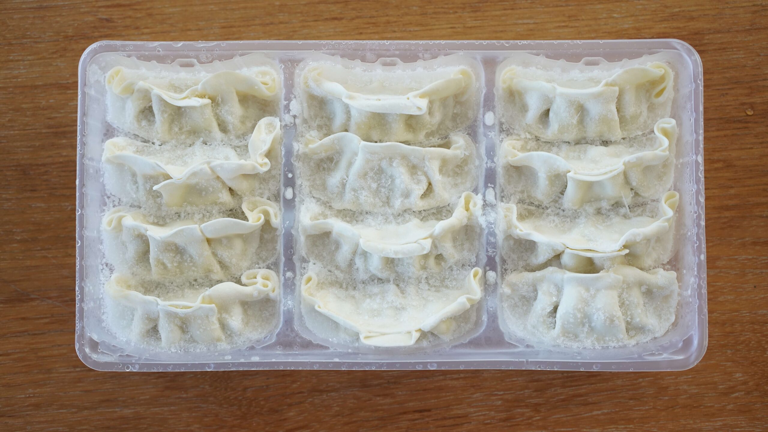 イオン・トップバリュ（TOPVALU）「ギョーザ」の冷凍食品の加熱前の写真
