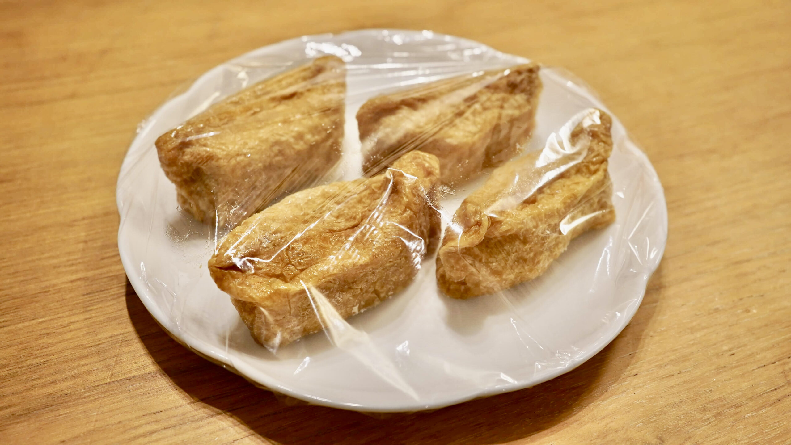 「ごはんの里」の冷凍食品「五目いなり寿司」にラップをかけた写真