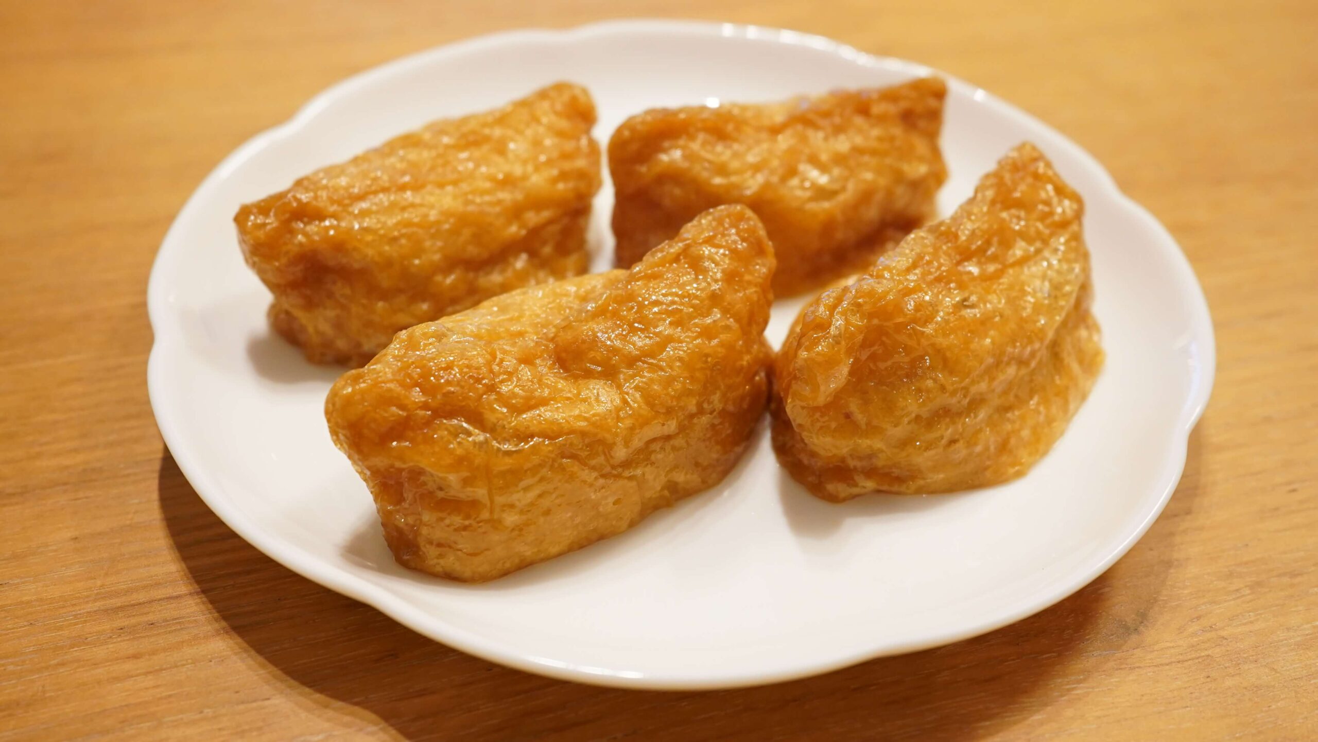 「ごはんの里」の冷凍食品「五目いなり寿司」を皿に盛りつけた写真
