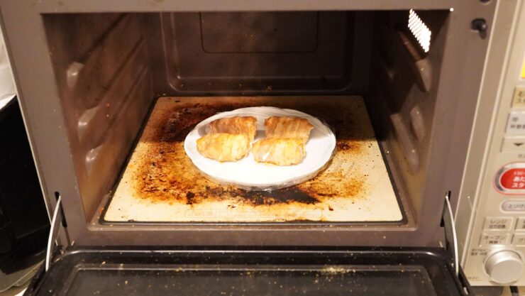 ごはんの里の冷凍食品「肉巻きおにぎり」を電子レンジで加熱している写真