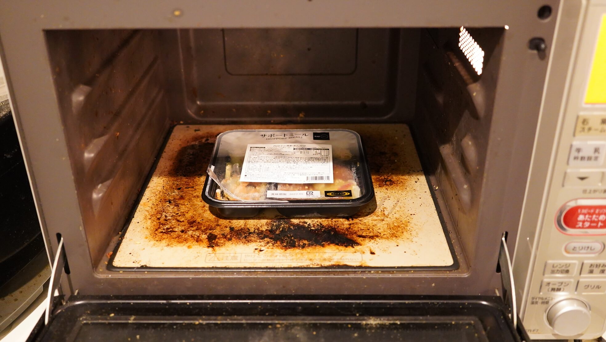 ライザップの冷凍弁当・サポートミール「肉団子の黒酢あんかけ」を電子レンジで加熱している写真