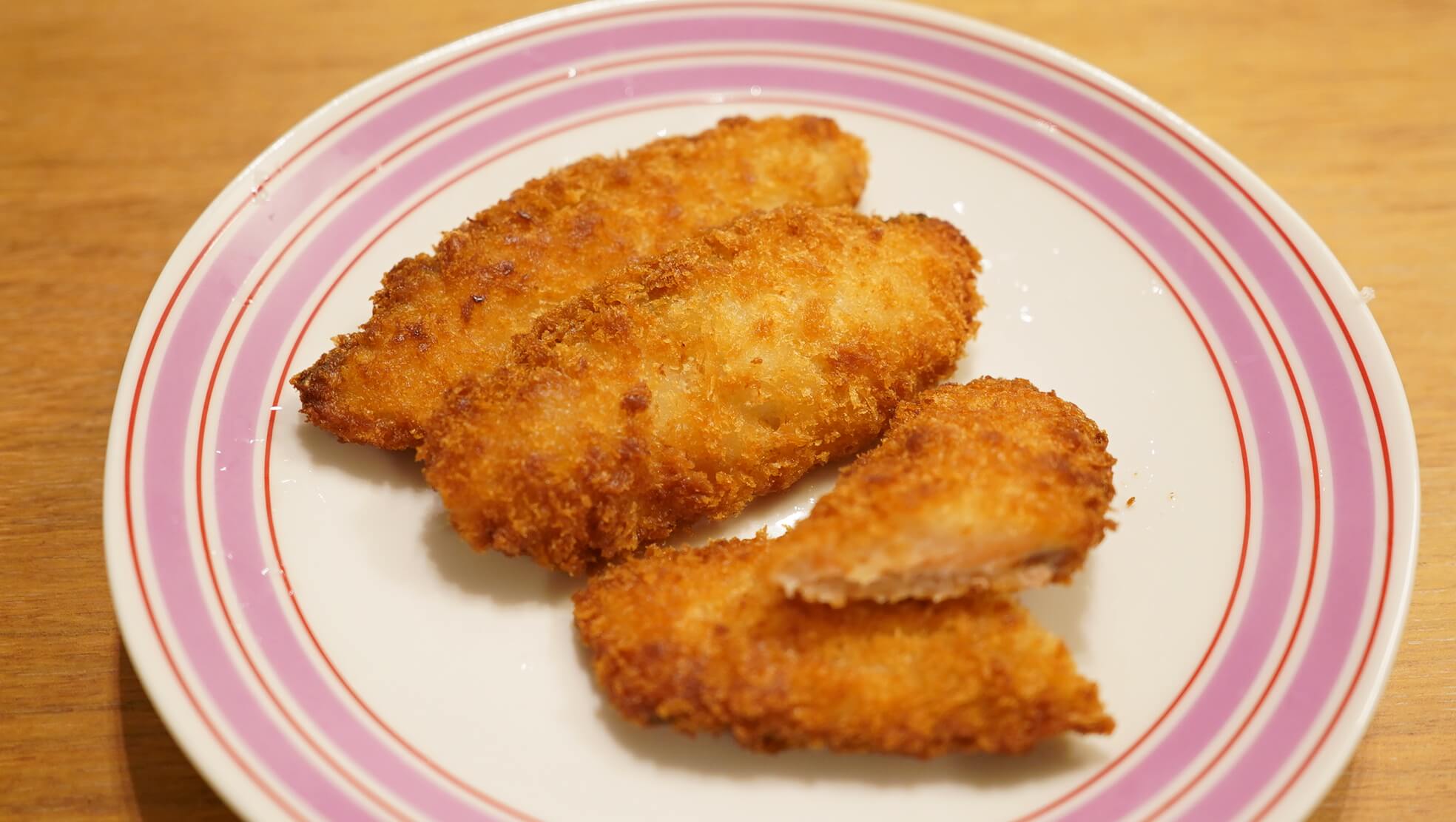 生協coop宅配の冷凍食品「秋鮭フライ」を皿に盛りつけた写真