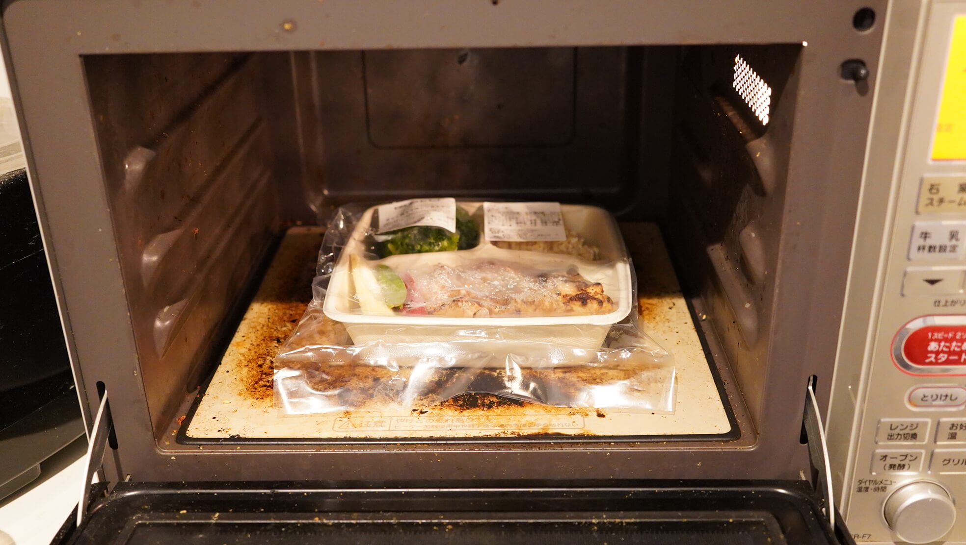 筋肉食堂DELIの「皮なし鶏モモ肉ピリ辛チキン」を電子レンジで加熱している写真