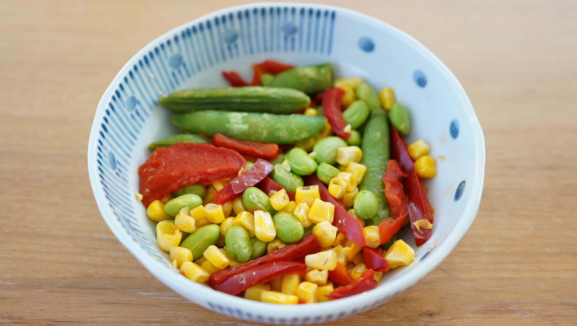 ピカールの冷凍食品「温野菜ミックス」を皿に盛りつけた写真
