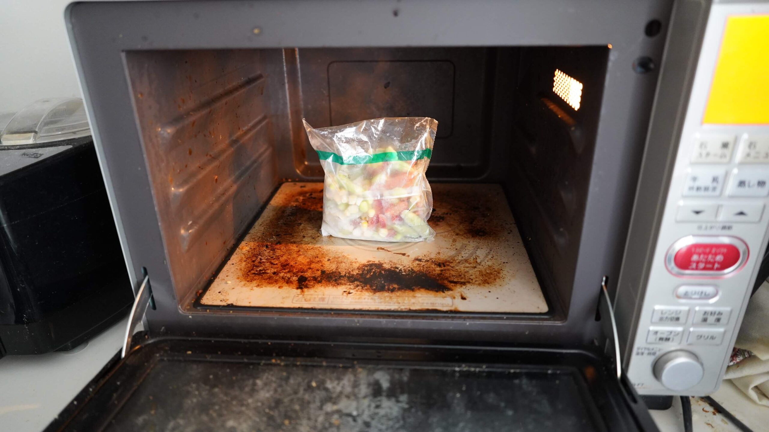 ピカールの冷凍食品「温野菜ミックス」を電子レンジで加熱している写真