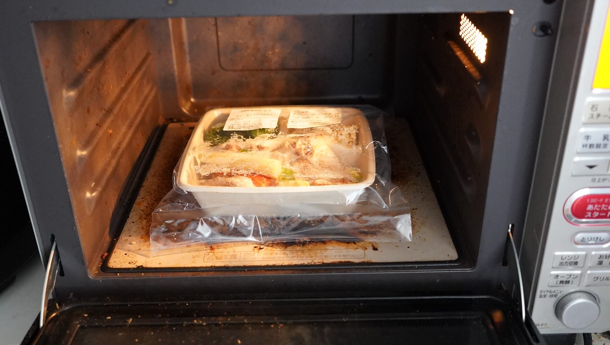 筋肉食堂DELI（冷凍宅配弁当）の「皮なし鶏モモ肉塩麹焼き」を電子レンジで加熱している写真