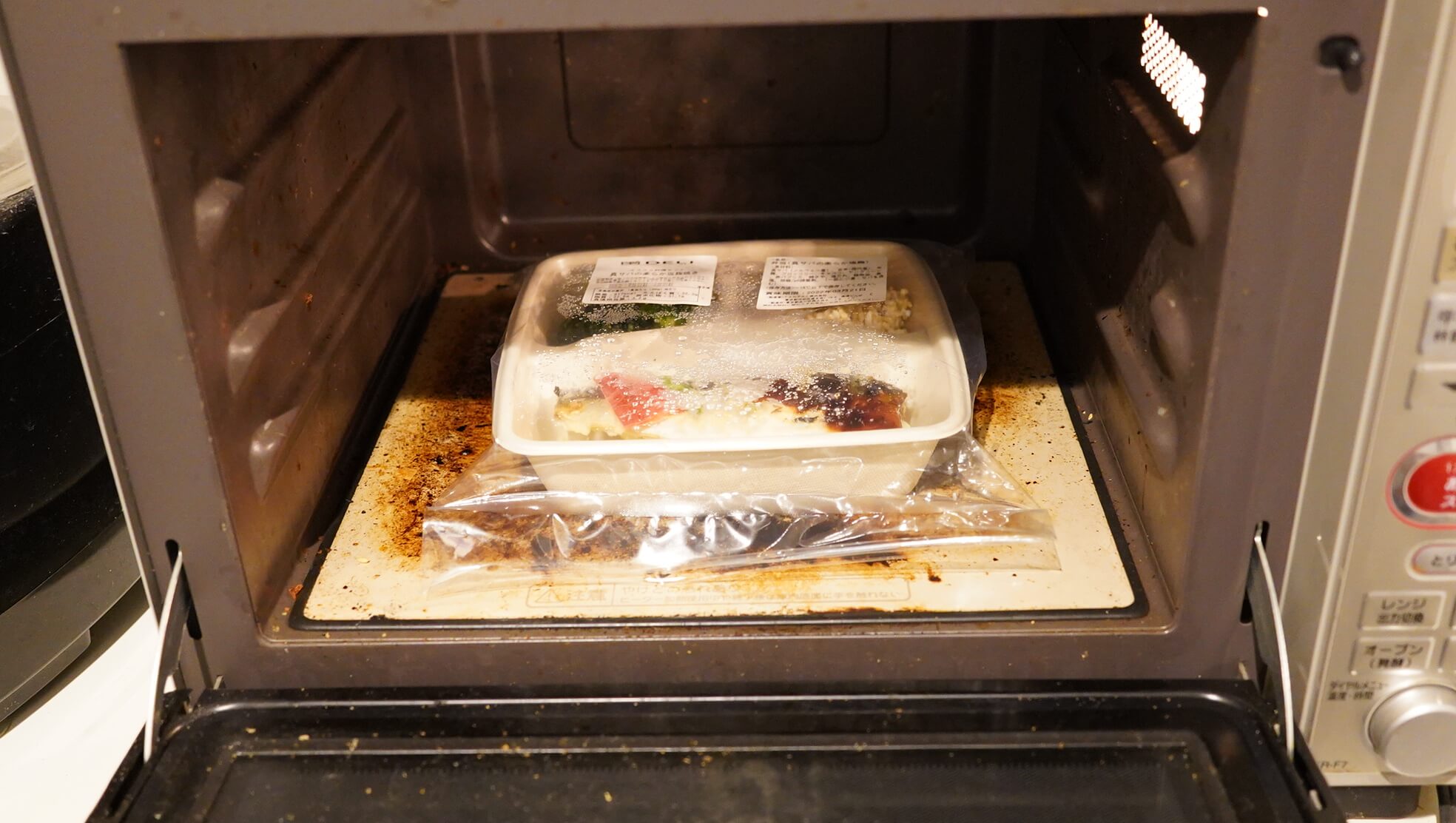 筋肉食堂DELIの冷凍宅配弁当「真サバの柔らか塩麹焼き」を電子レンジで加熱している写真