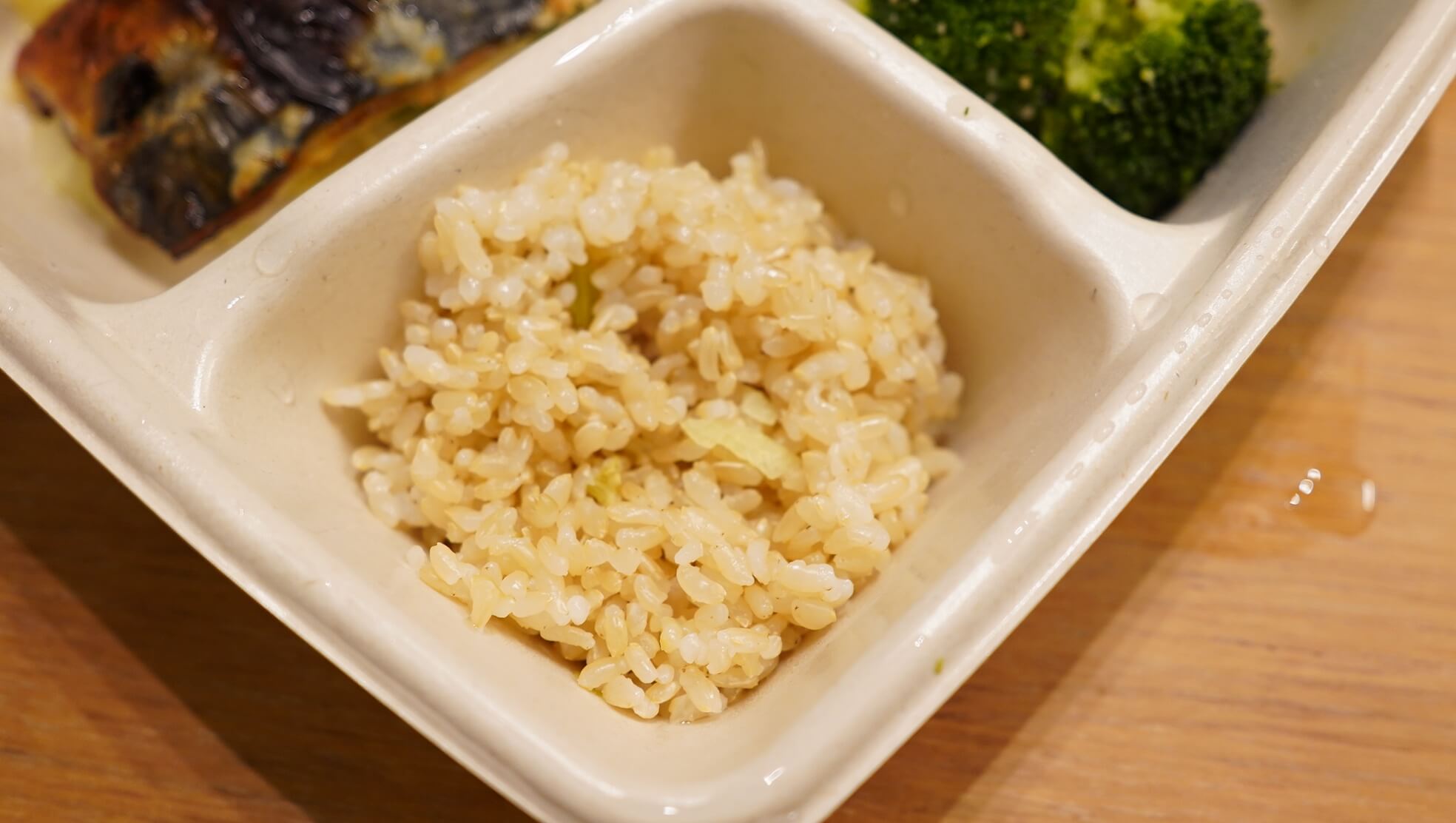 筋肉食堂DELIの冷凍宅配弁当「真サバの柔らか塩麹焼き」の玄米の写真