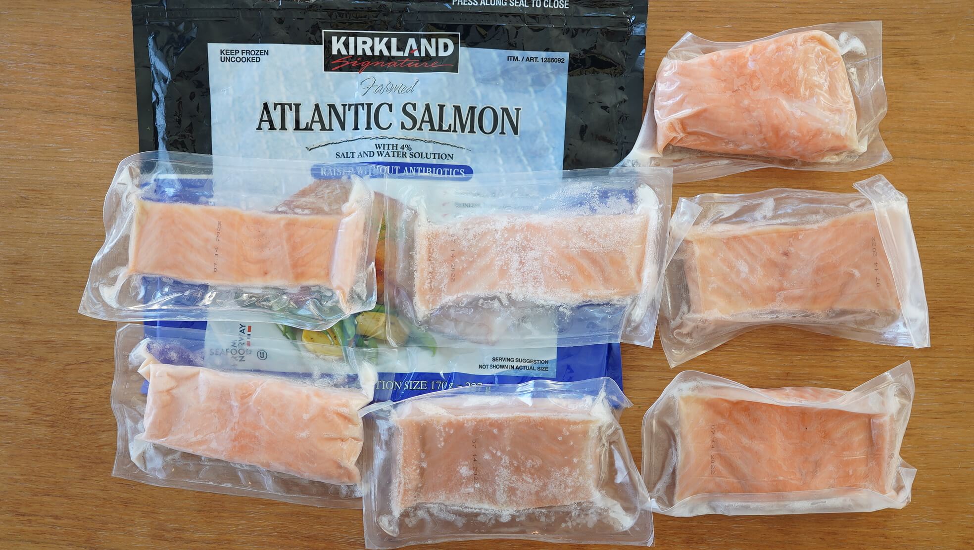 コストコのおすすめ冷凍食品「カークランド アトランティックサーモン」のパッケージ写真
