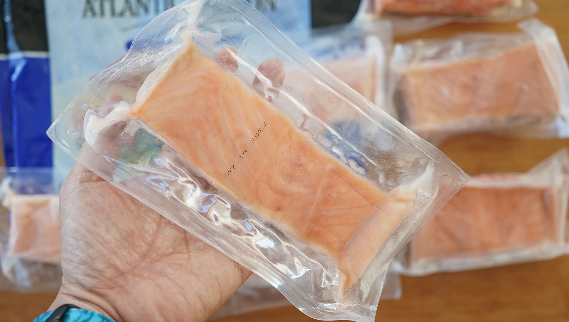 コストコの冷凍食品「アトランティック・サーモン」の小分けパックの写真
