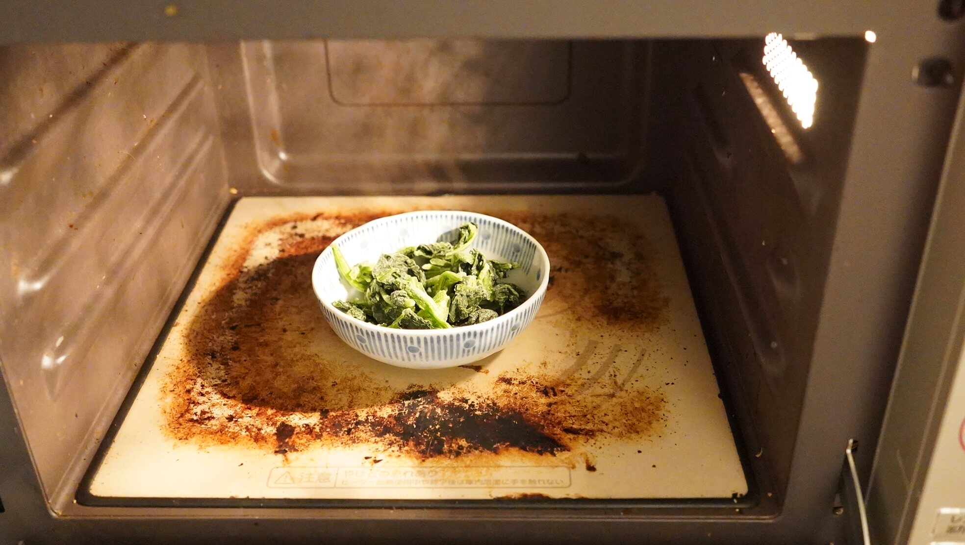 コストコの冷凍食品ニチレイ「九州産のほうれん草です。」を電子レンジで加熱している写真
