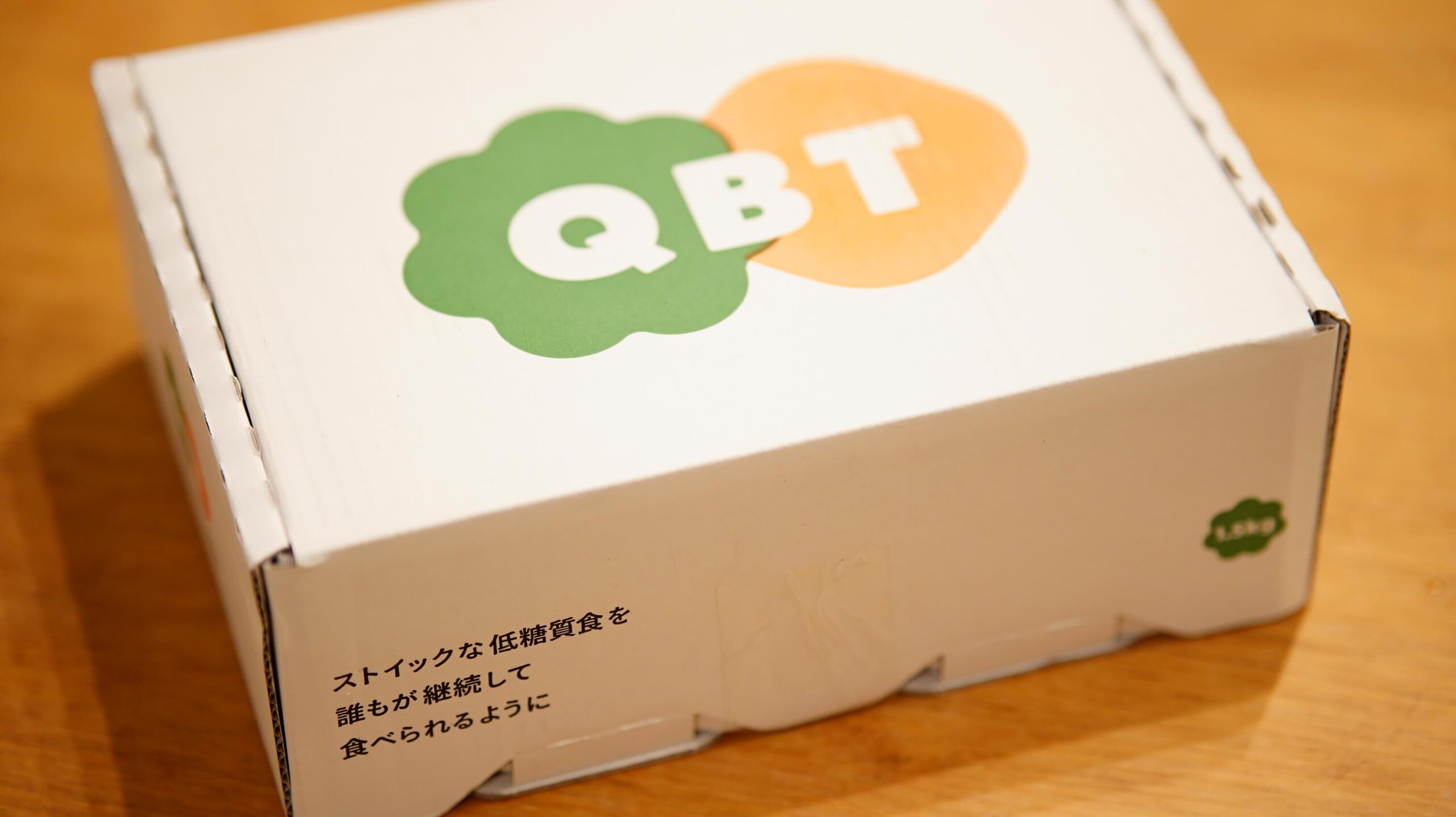 Uber Eatsで大人気！究極のブロッコリーと鶏胸肉「QBT」の冷凍食品の箱