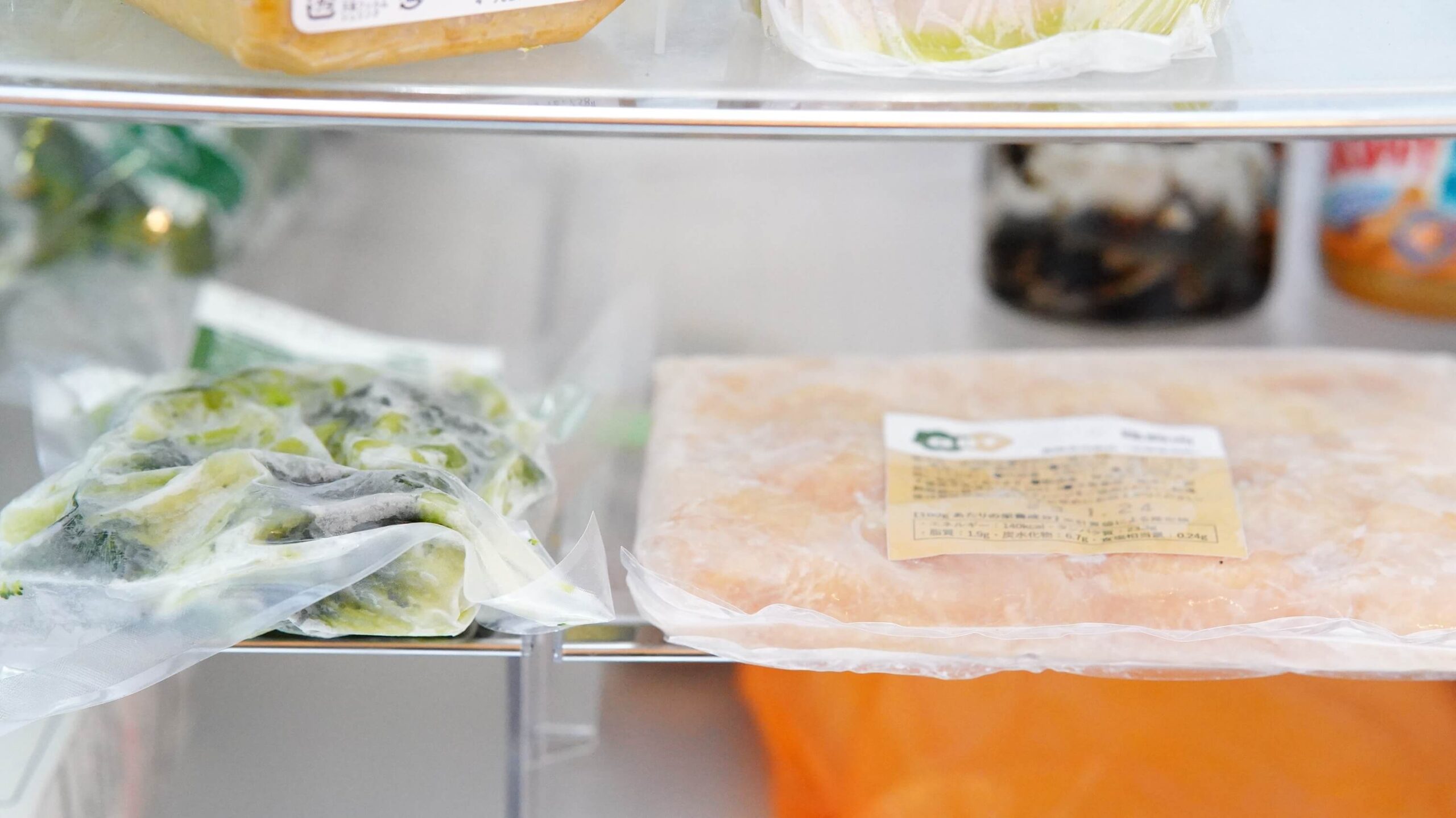 Uber Eatsで大人気！究極のブロッコリーと鶏胸肉「QBT」の冷凍食品を冷蔵庫で解凍している写真