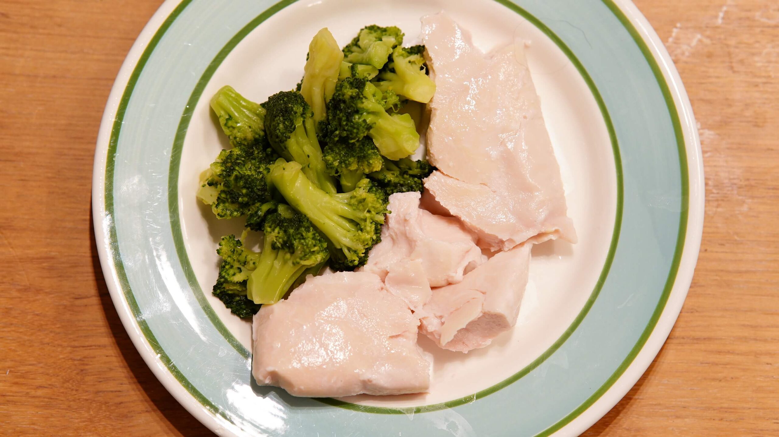 Uber Eatsで大人気！究極のブロッコリーと鶏胸肉「QBT」の冷凍食品を上から撮影した写真