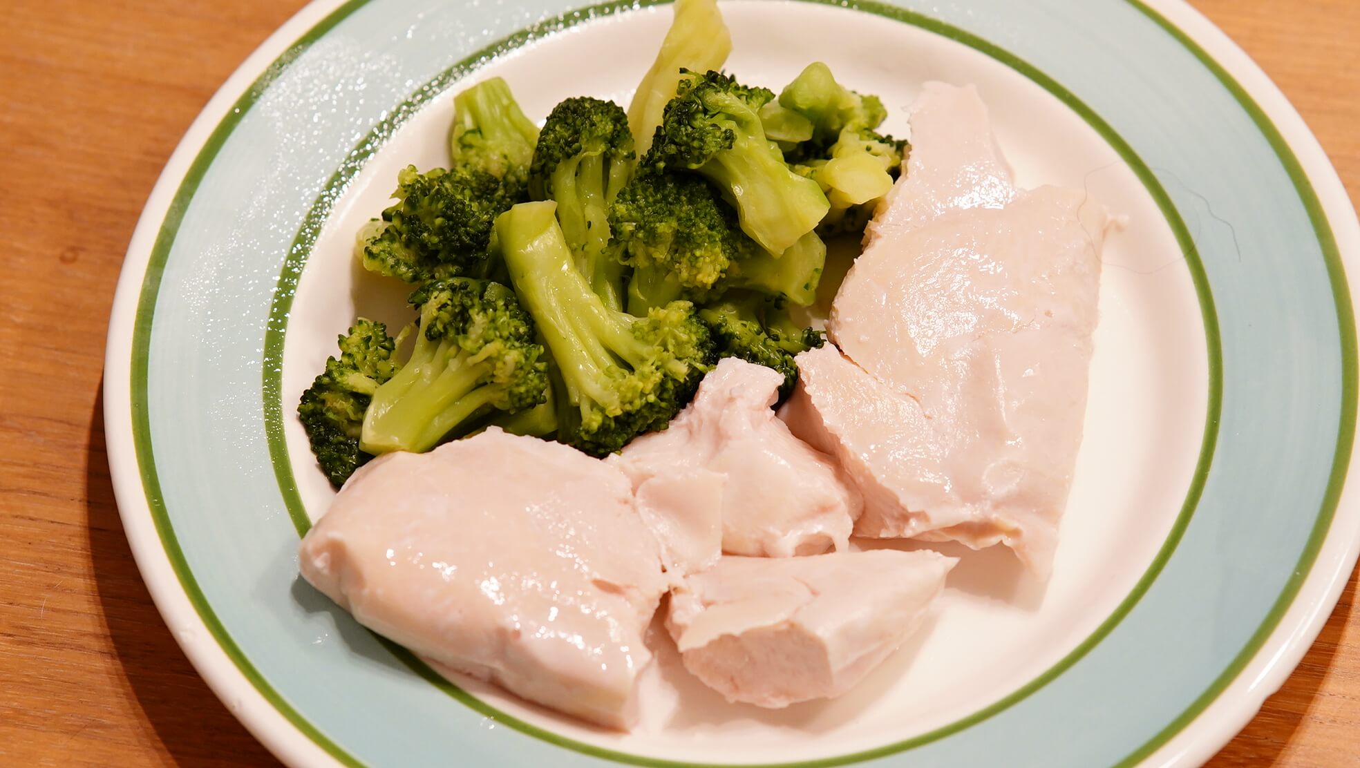 Uber Eatsで大人気！究極のブロッコリーと鶏胸肉「QBT」の冷凍食品を正面から撮影した写真