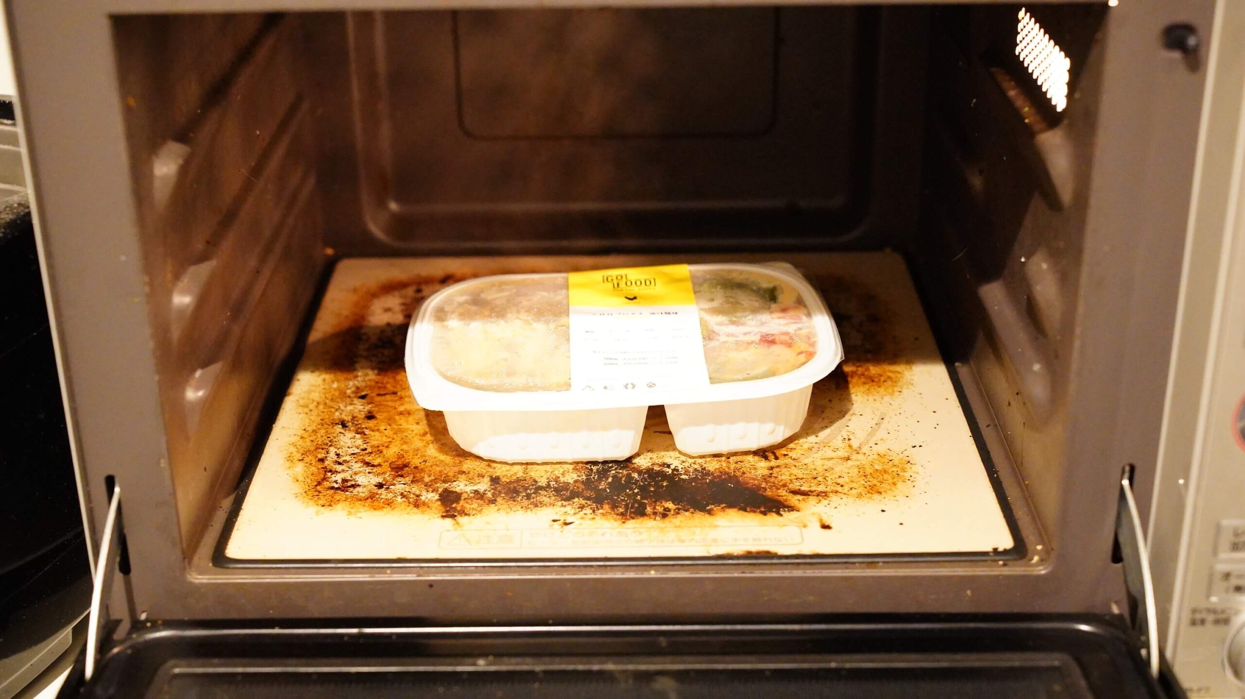 GO FOOD（ゴーフード）「三代目ブロチキ油淋鶏味」を電子レンジで加熱している写真
