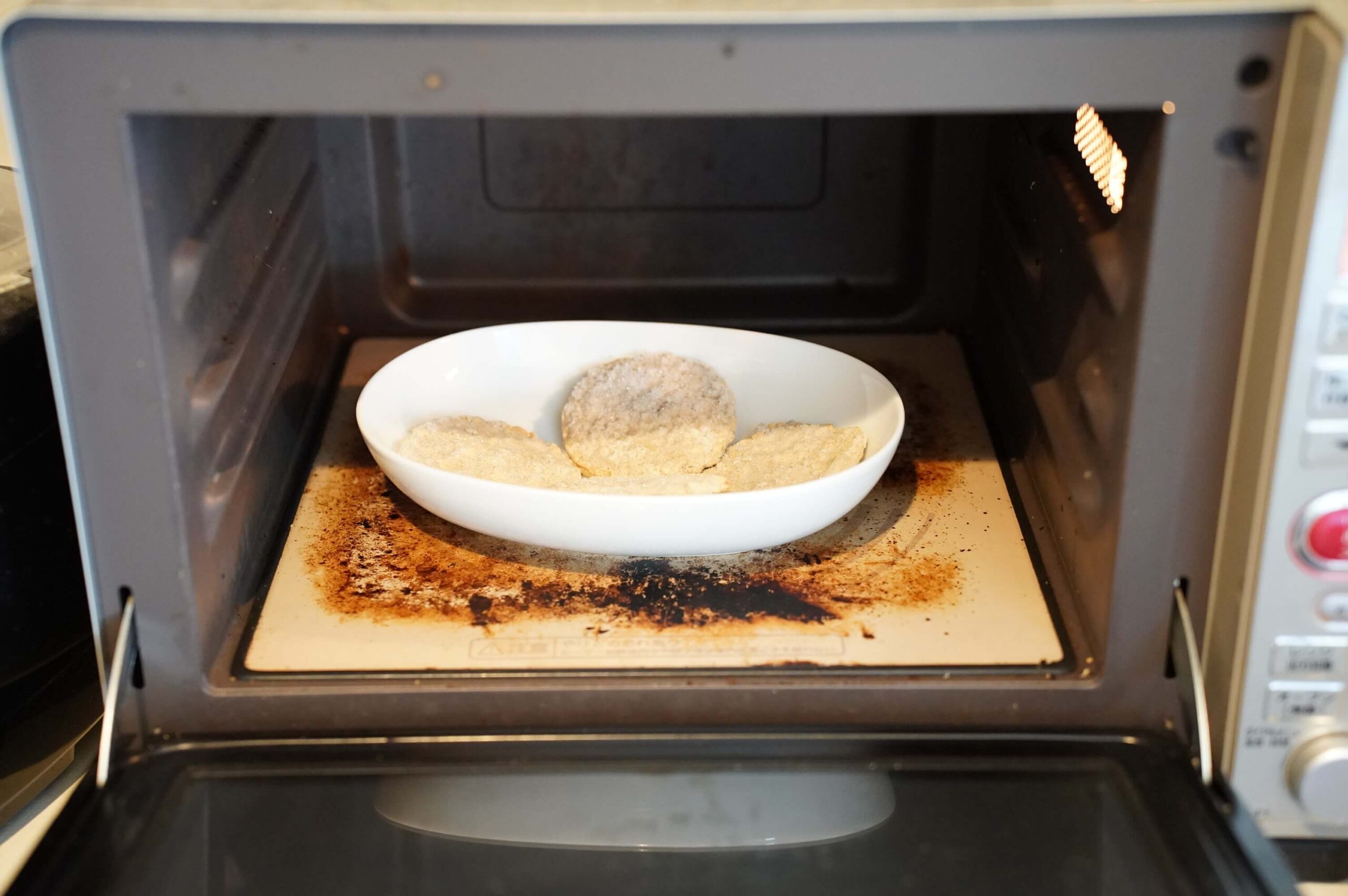 コストコの冷凍食品「ブレックファースト・パティズ」を電子レンジで加熱している写真