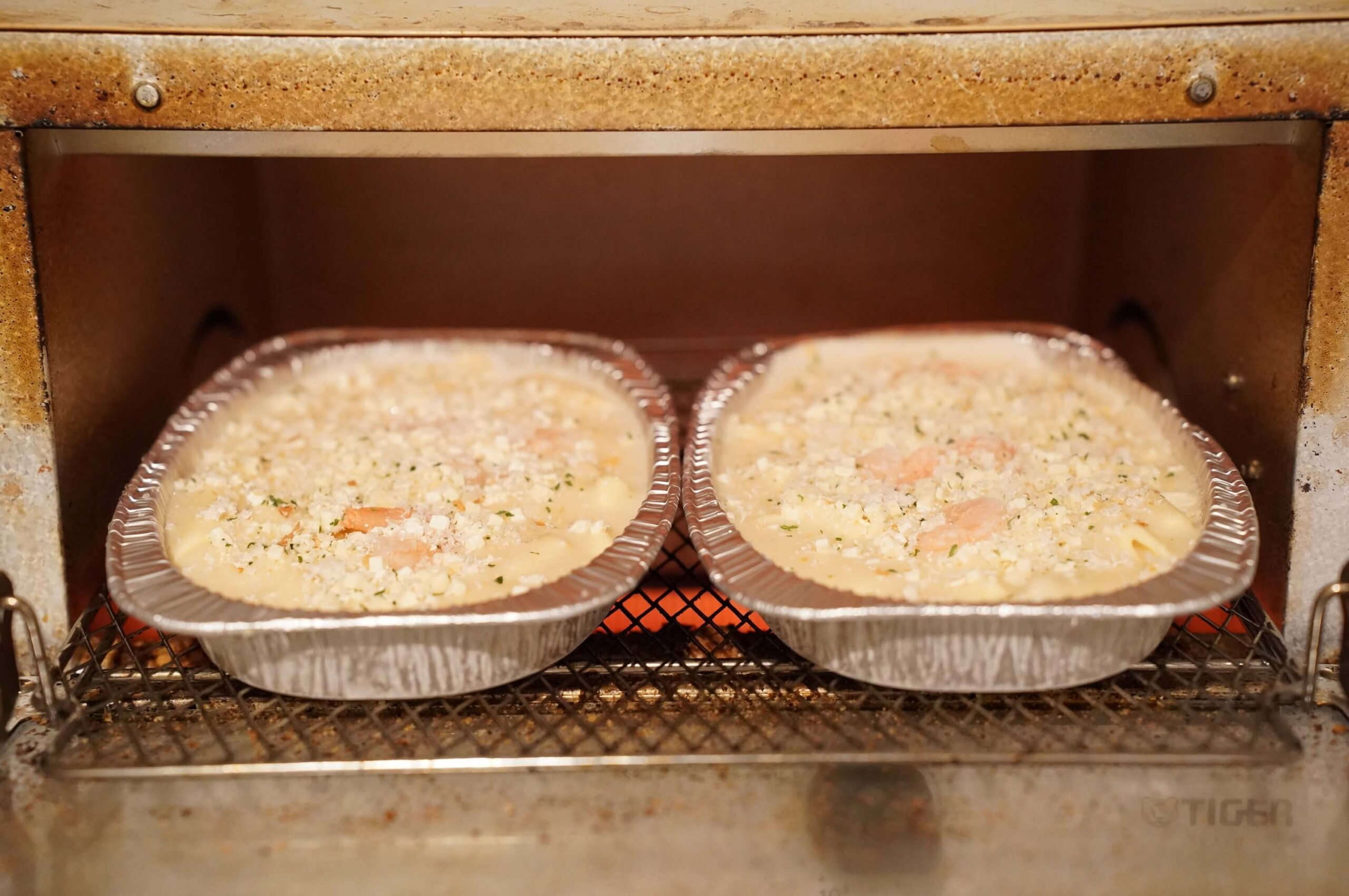 生協宅配の「十勝産チーズが香る海老グラタン」をオーブントースターで加熱している写真
