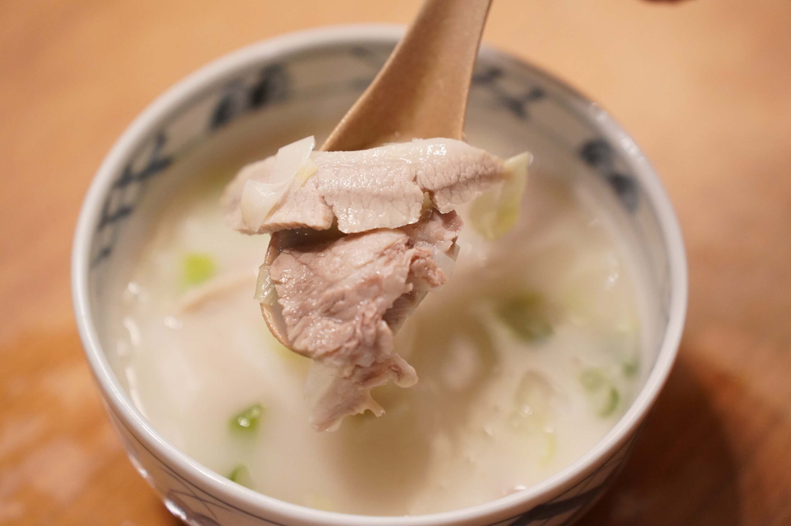 韓国料理「釜山テジクッパ」の豚肉の写真