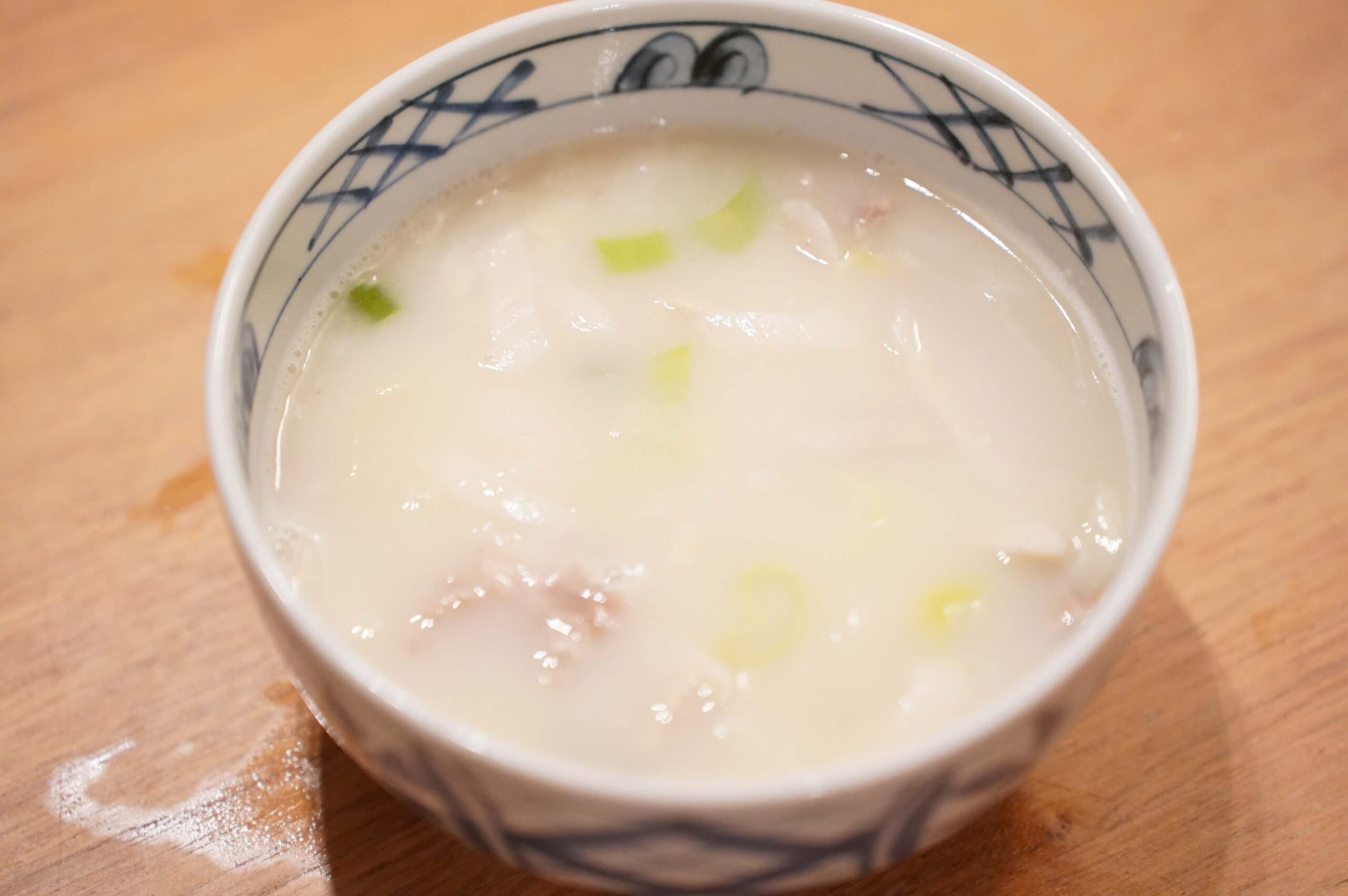 おすすめの美味しい韓国料理の冷凍食品「釜山テジクッパ」を皿に盛り付けた写真