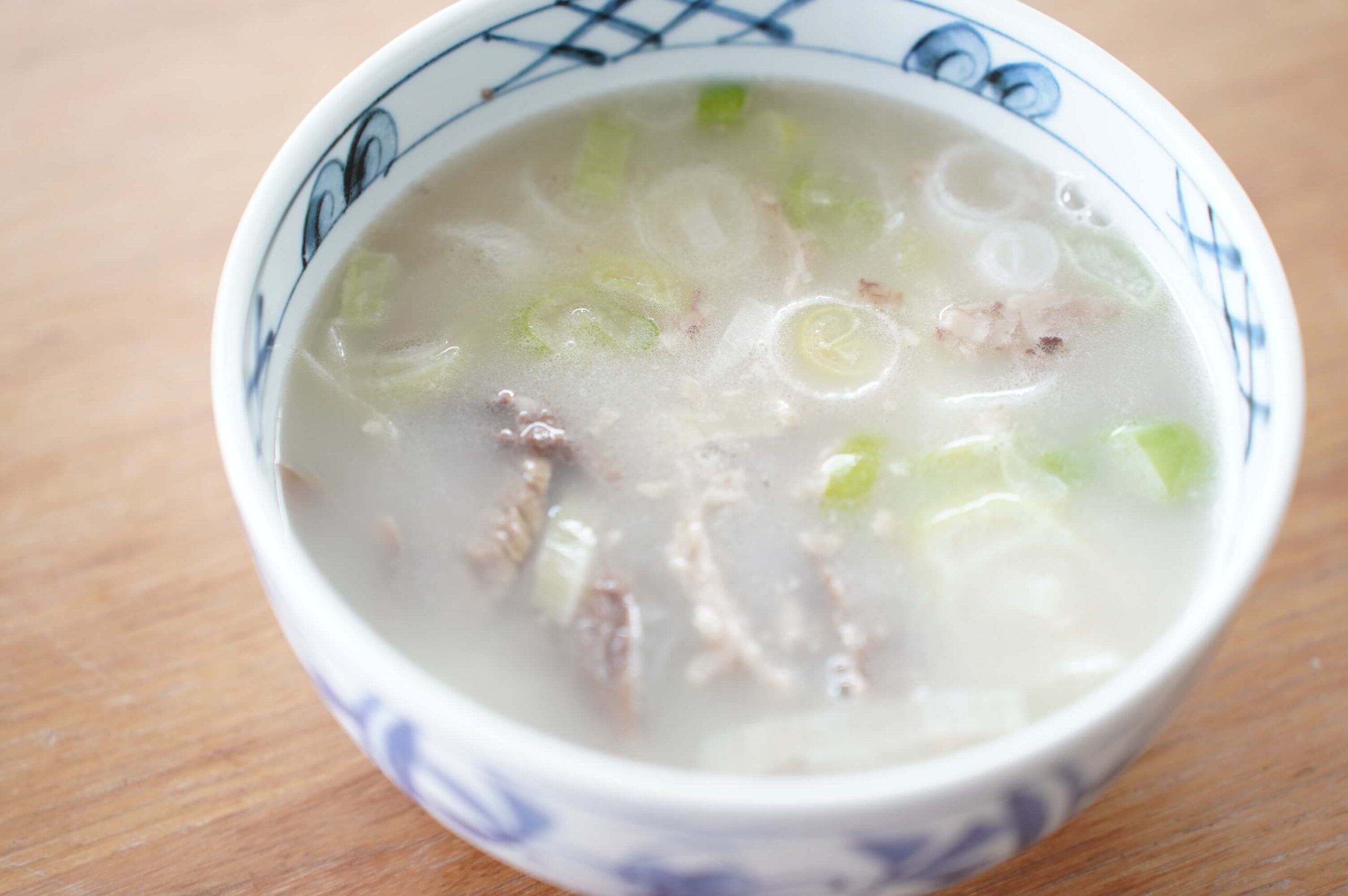 おすすめの美味しい韓国料理の冷凍食品「ソルロンタン」を皿に盛り付けた写真