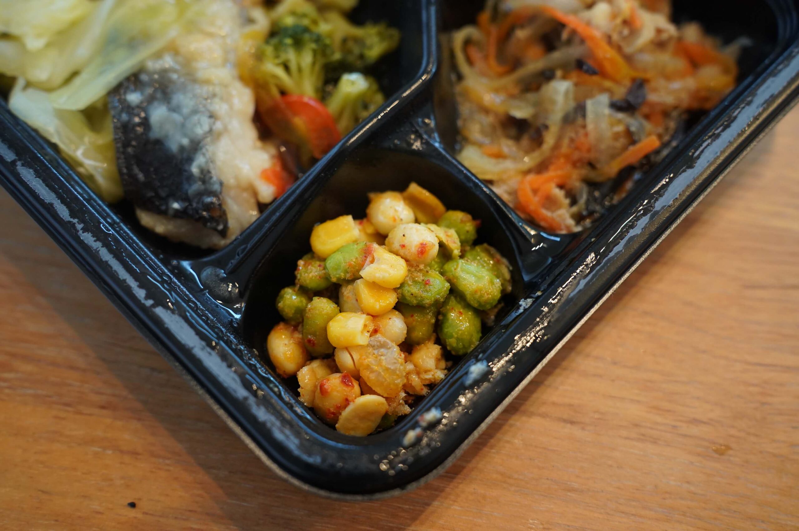 ライザップのサポートミール「白身魚黒酢あんかけ」の「豆のピリ辛サラダ」の写真