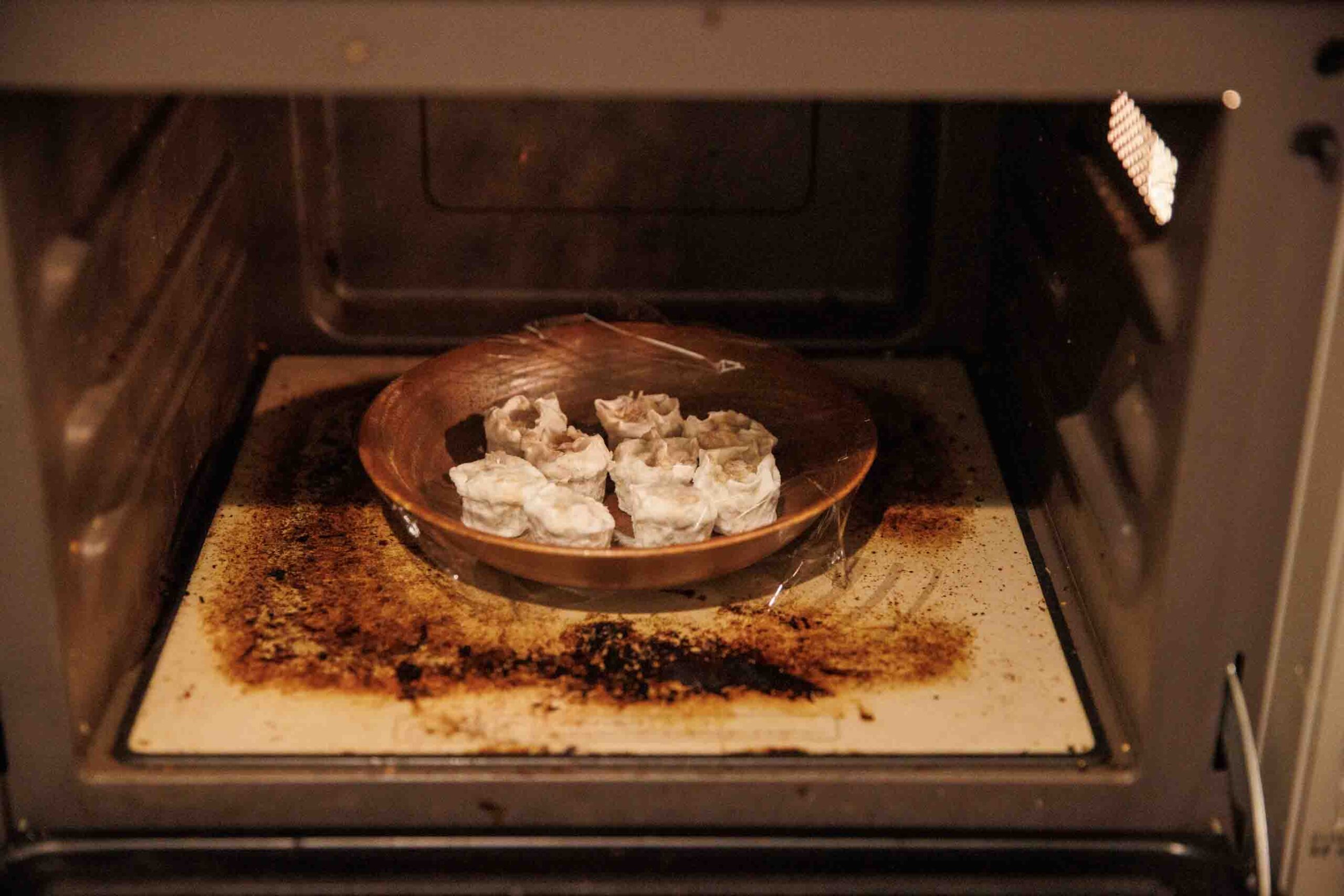 味の素の冷凍食品「おつまみ焼売」を電子レンジで加熱している写真