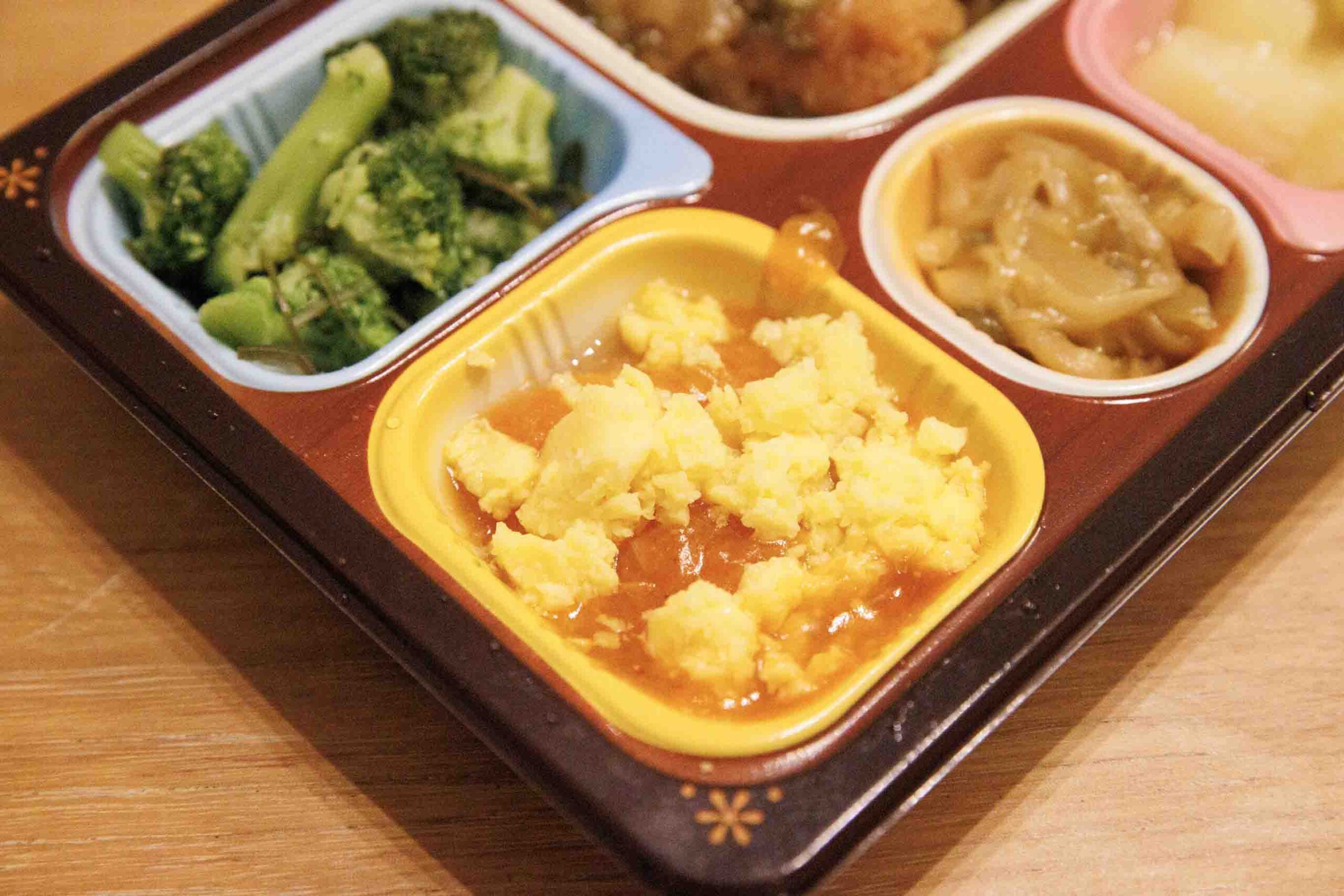 食宅便の「鶏唐揚げの葱甘酢がけ」の「海老と卵のチリソース」の写真