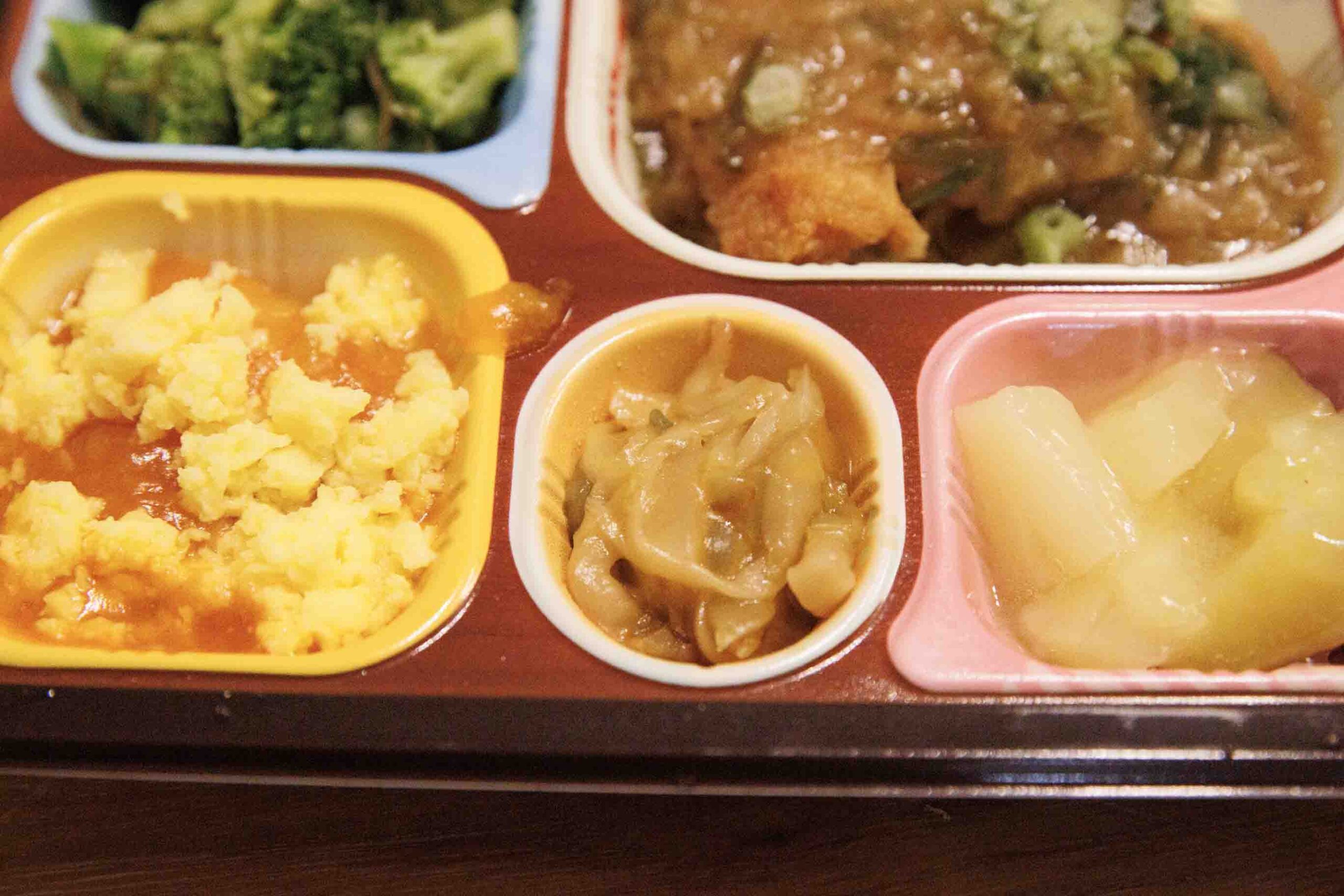 食宅便の「鶏唐揚げの葱甘酢がけ」の「ザーサイ」の写真