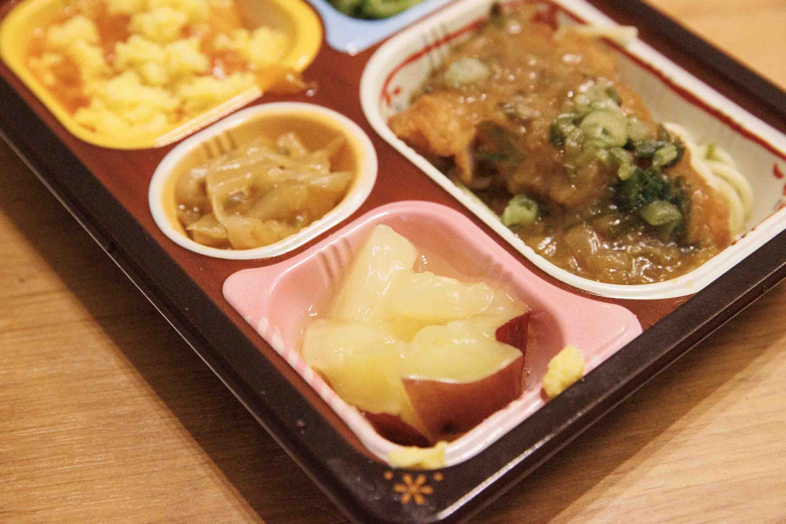 食宅便の「鶏唐揚げの葱甘酢がけ」の「薩摩芋のパイン煮」の写真