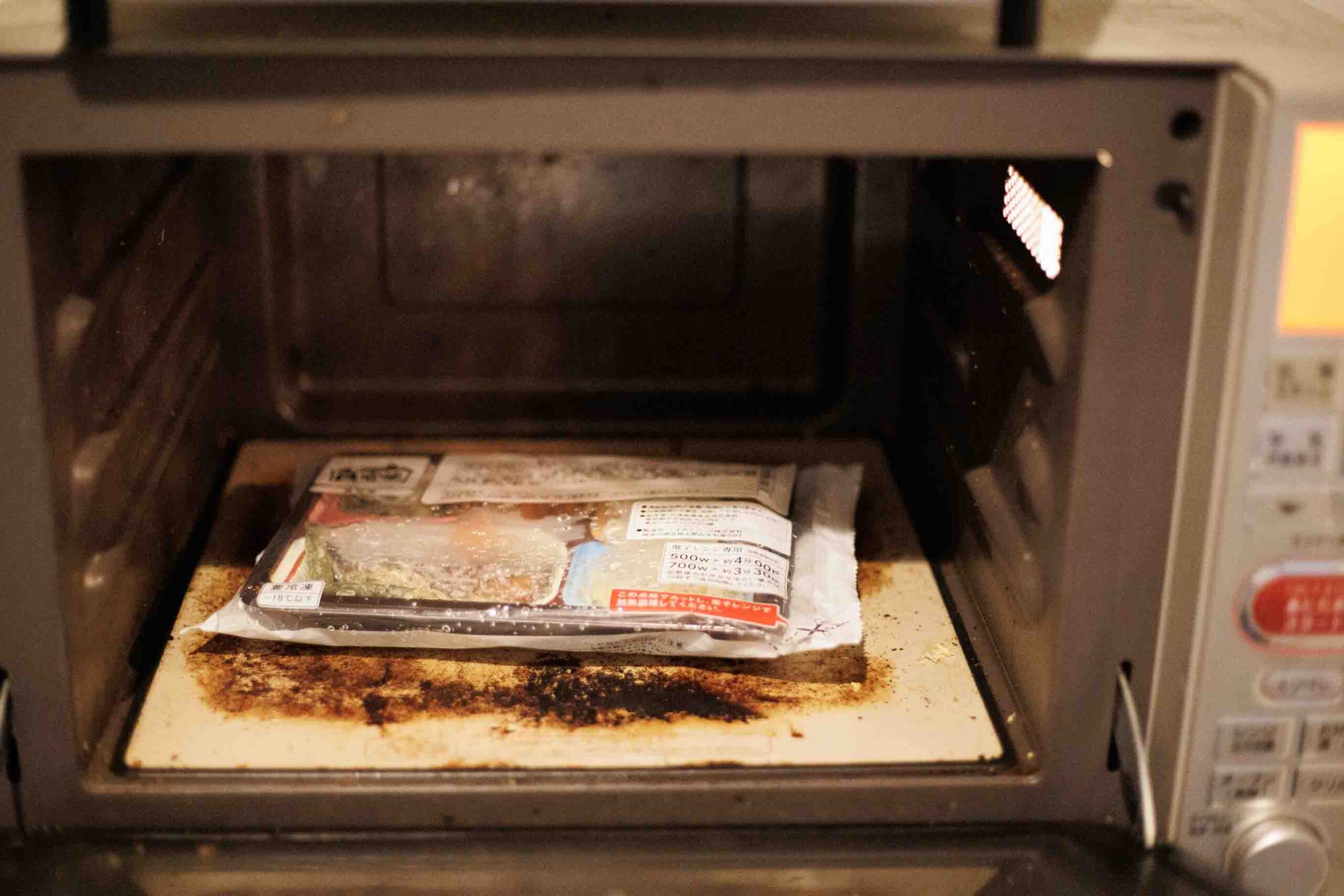 食宅便「鱈の煮付」を電子レンジで加熱している写真